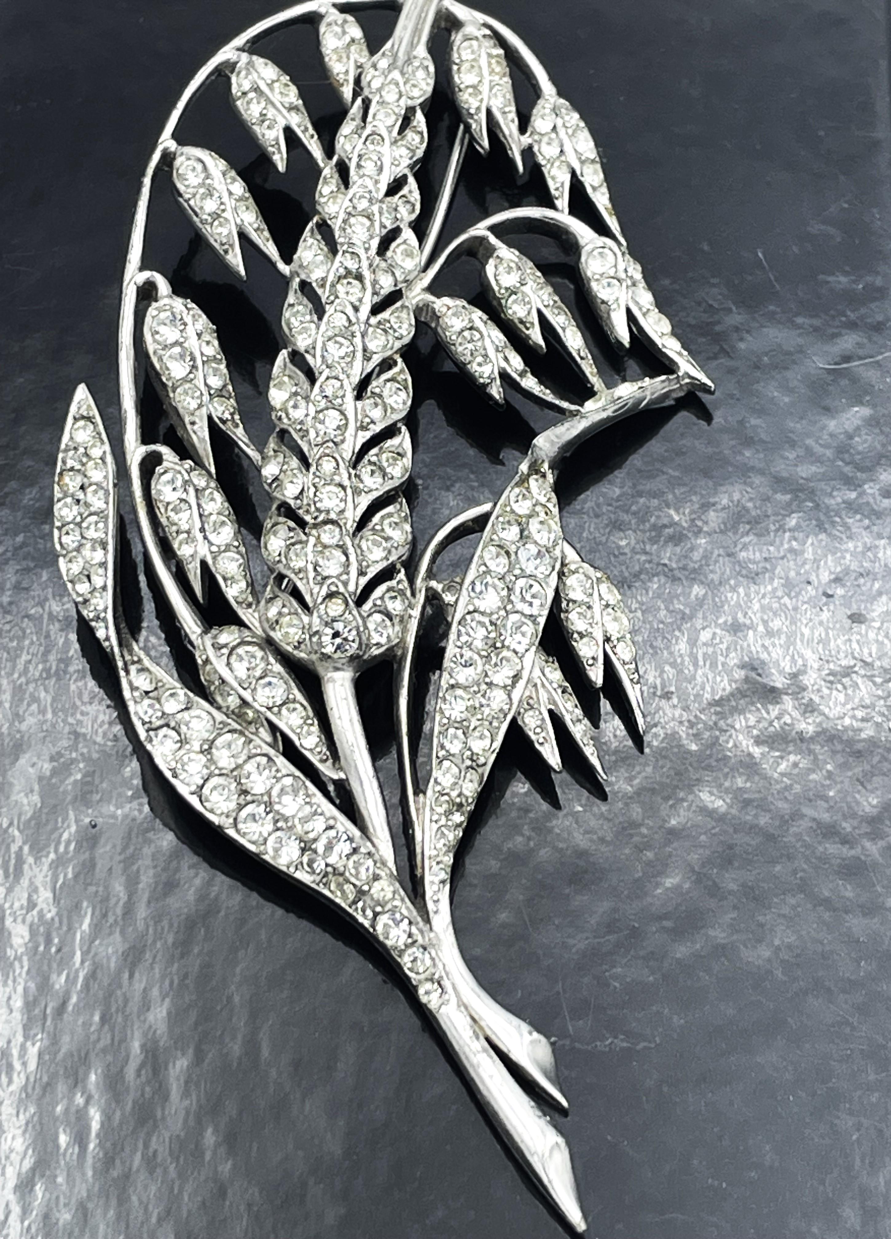 M. BOUCHER SHEAF-OF-WHEAT BROOCH, Rhodium plated, rhinestones pavé, 1940's USA In Excellent Condition For Sale In Stuttgart, DE