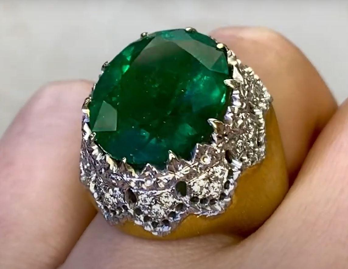 M. Buccellati 11.36 Carat Oval Cut Columbian Emerald Engagement Ring, 18k Gold In Excellent Condition In New York, NY