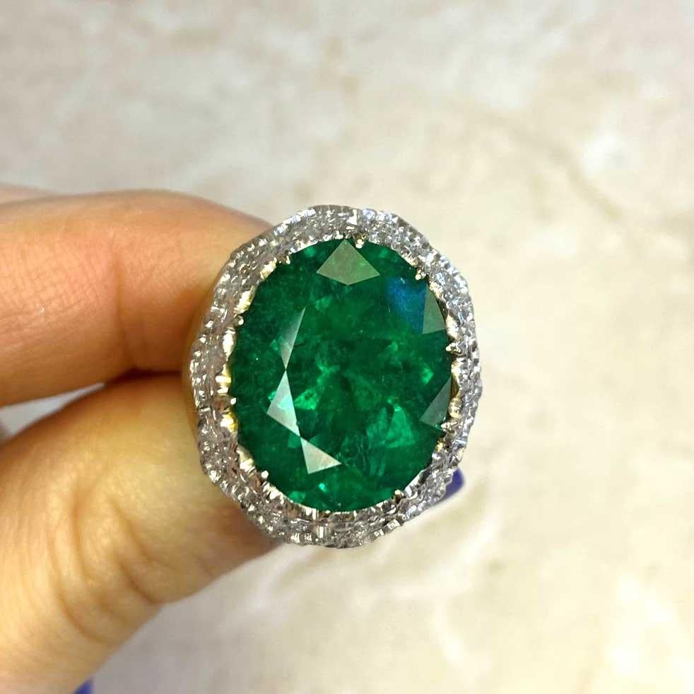 M. Buccellati 11.36 Carat Oval Cut Columbian Emerald Engagement Ring, 18k Gold 2
