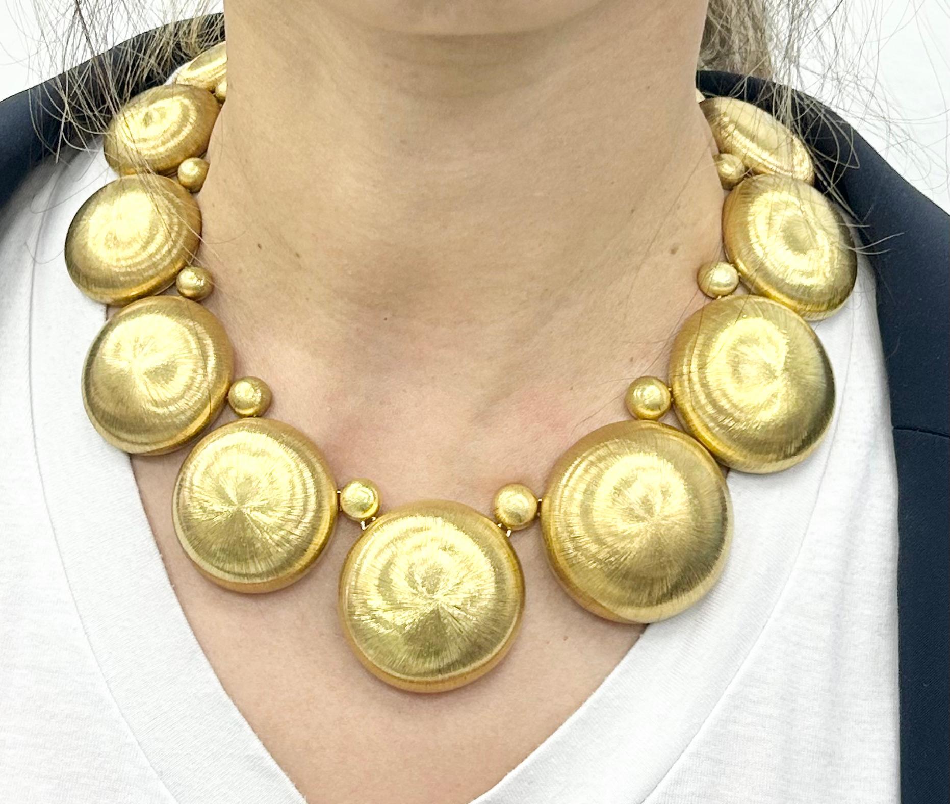 Très important collier Mario Buccellati en or jaune 18k à maillons circulaires, marqué *15 M et estampillé M. Buccellati.
Maillons circulaires d'environ 23,6 à 38,3 mm