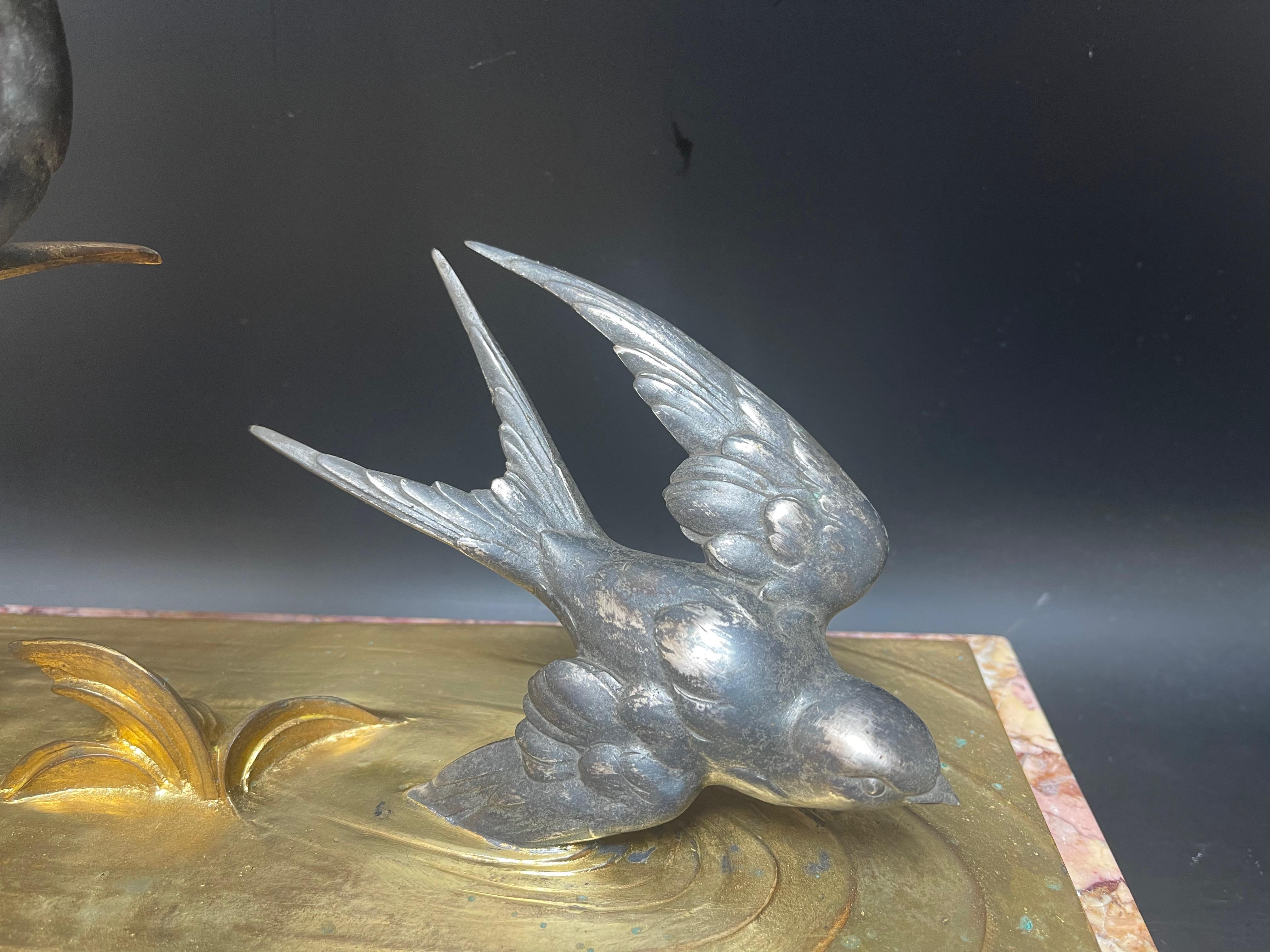 Art deco bronze with double patina, mercury gilding and silver.
Representing 3 swallows on a pond.
Signed M Buzelin and Gauthier estr Paris for the founder.
In very good shape.

Height: 21.5 cm
Length: 50.5 cm
Width: 13 cm
Weight: 11 Kg