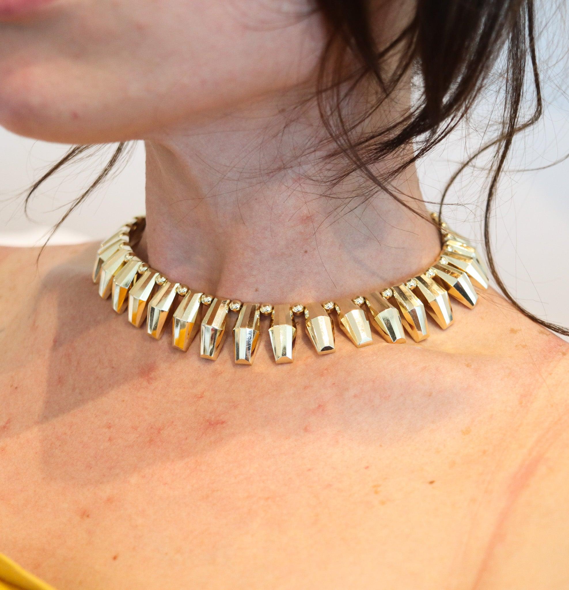 Tour de cou moderniste à franges conçu par A.I.C. M-One.

Il s'agit d'un fabuleux collier-choker à franges créé à New York à l'époque rétro-moderniste par M.C. MOSSALONE, dans les années 1940-1950. Cette pièce au design accrocheur et géométrique est