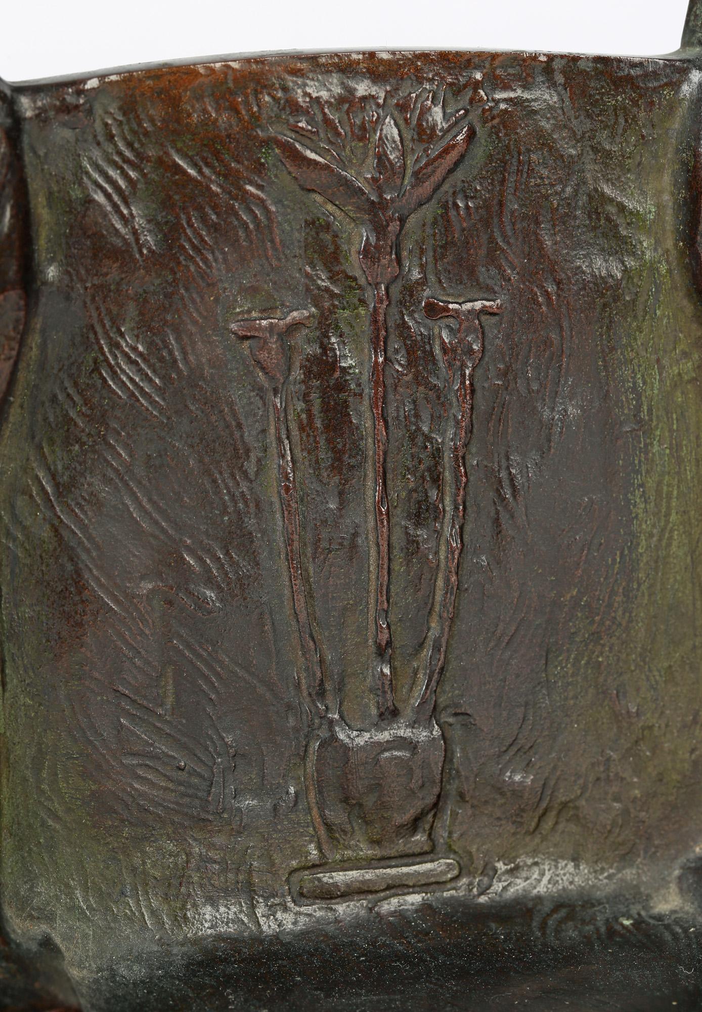 Exceptionnelle paire de serre-livres en bronze de style néo-égyptien américain par M Carr, datant d'environ 1910. Les serre-livres fortement moulés ont une base de forme plate montée avec deux colonnes moulées de momie égyptienne supportant un
