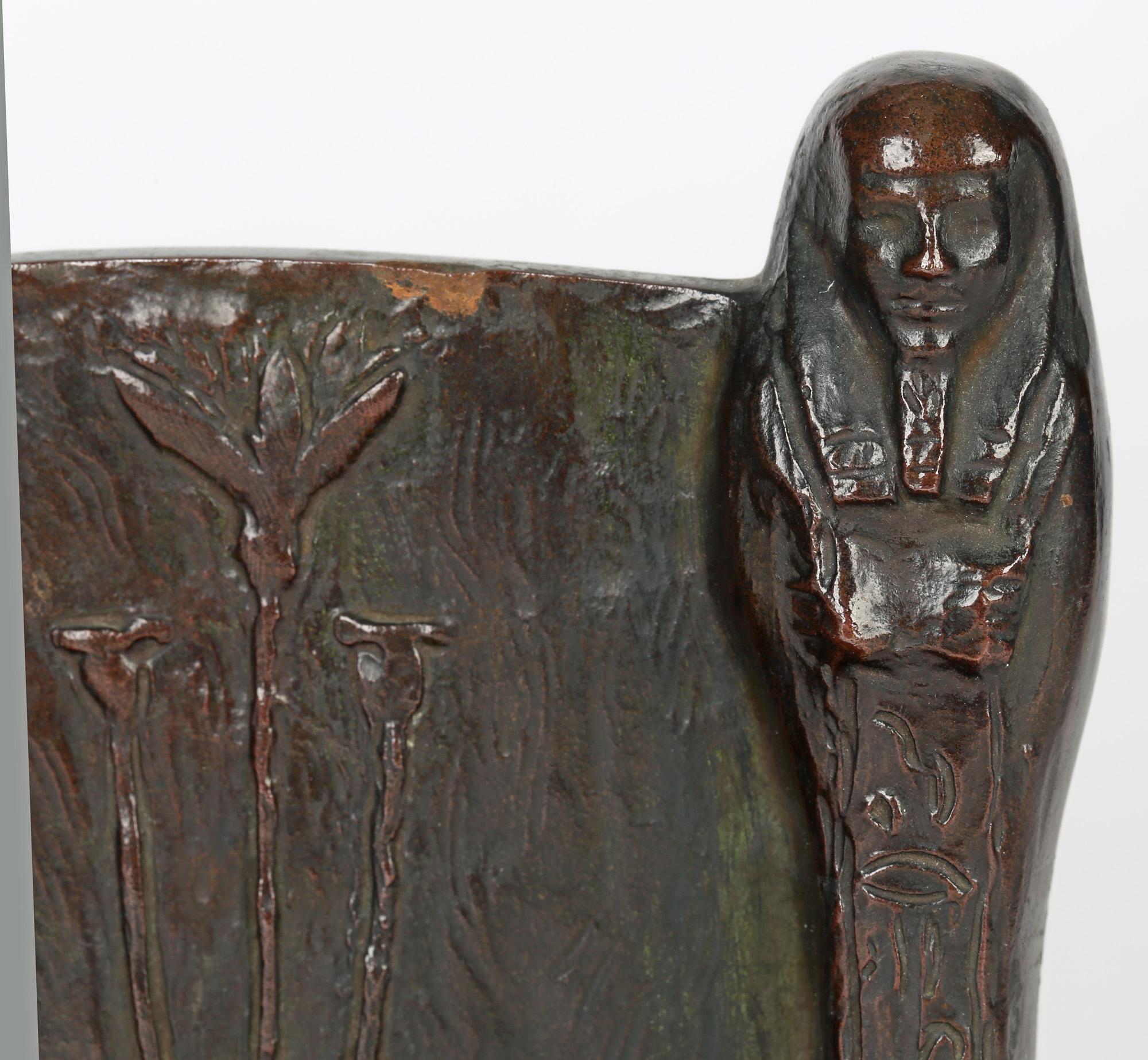 M Carr, Paar amerikanische Jugendstil-Buchstützen aus Bronze im ägyptischen Stil, M Carr (Gegossen) im Angebot