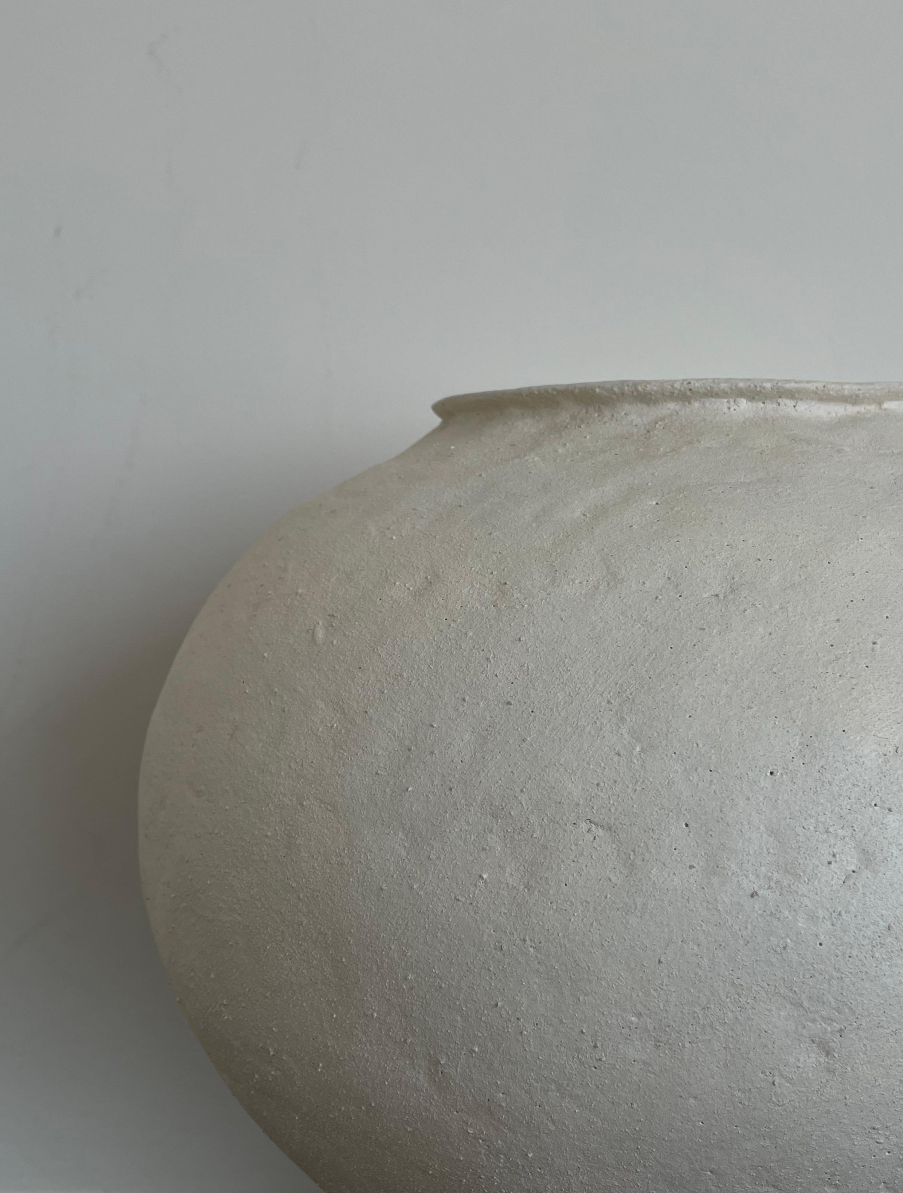 Postmoderno Vaso in ceramica M in bianco opaco di Mathilde Martin in vendita