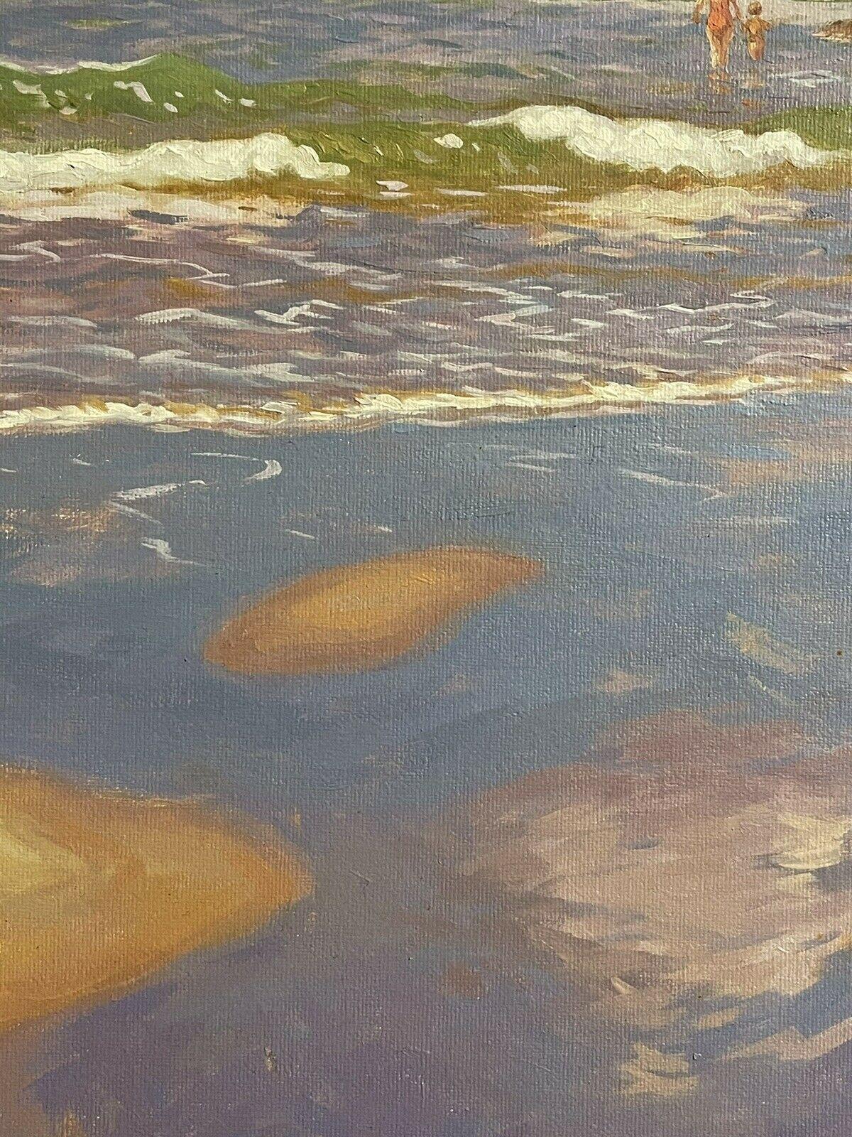 FINE MODERN BRITISH SIGNED OIL PAINTING - CHILDREN jouant À LA SURFONDE SUR LA BEACH en vente 2