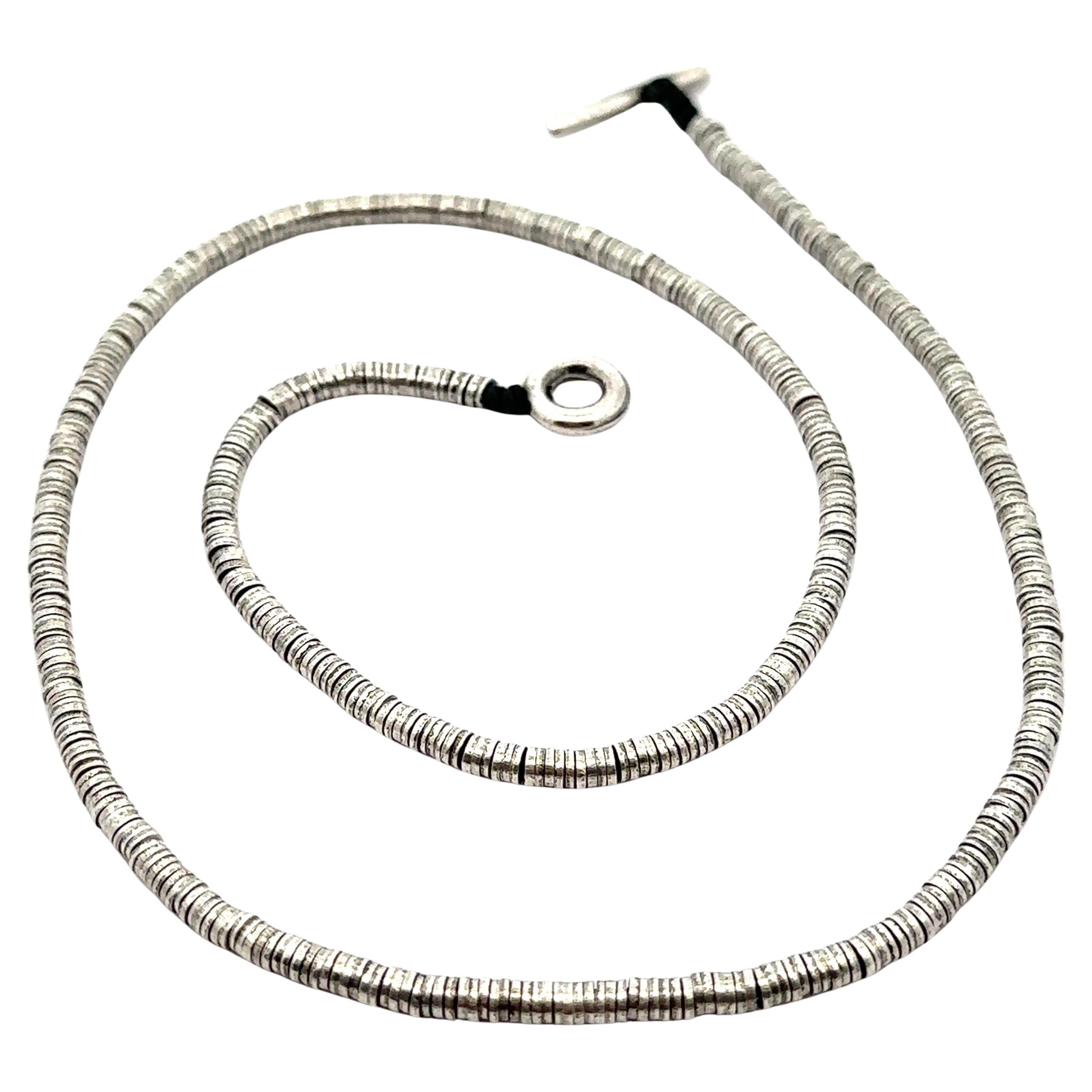 M. Collana flessibile con mini-rondella in argento sterling da 17" con chiusura a ginocchiera in vendita