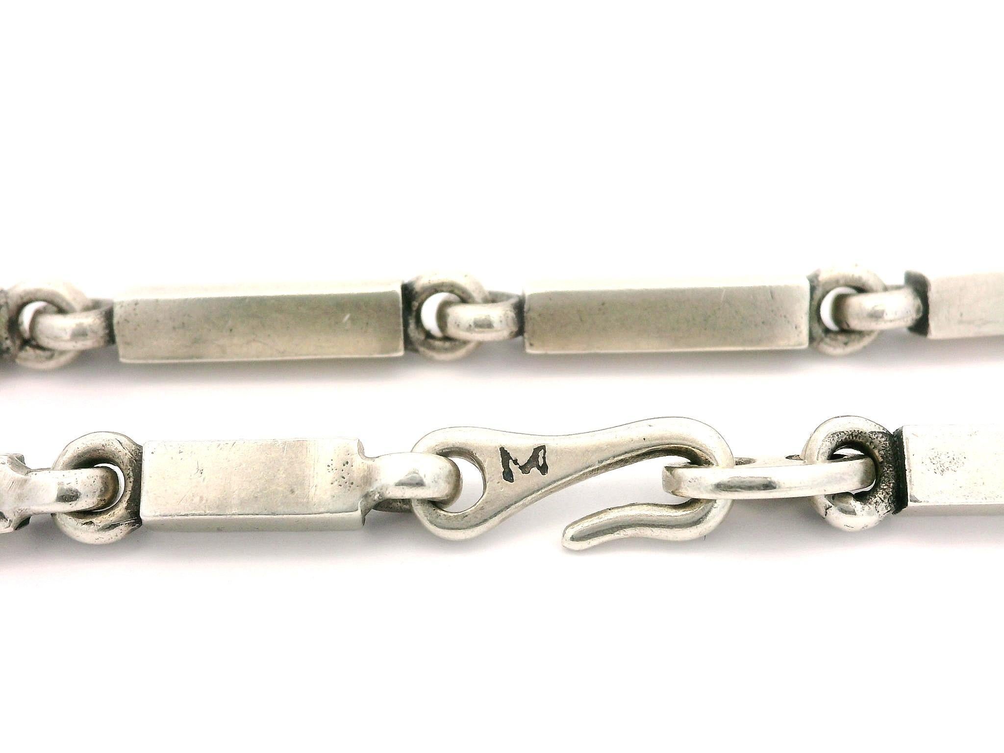 Matière : Argent Sterling .925
Poids : 42,15 grammes
Type de chaîne : Maillon quadrangulaire
Longueur de la chaîne : 17 pouces (mesurée à côté de la règle)
Largeur du maillon : 3,31 mm (0,13