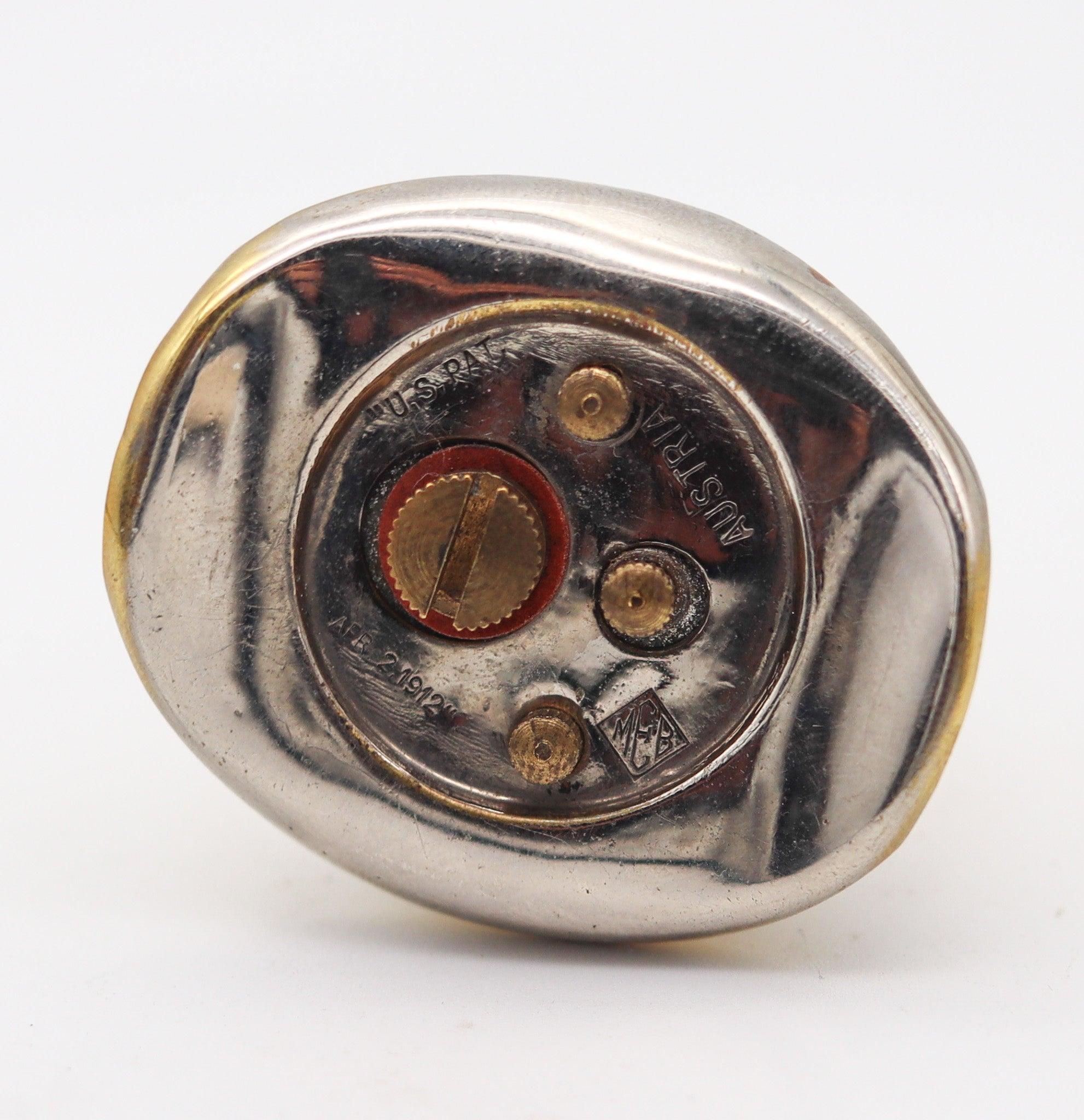 Allumoir de bureau Top-Light conçu par M. B. Bernhardt.

Il s'agit d'un briquet de bureau à essence très inhabituel, créé à Vienne, en Autriche, par la société M. B. Bernhardt Co. dans les années 1912-1915. Le briquet de bureau a été fabriqué en