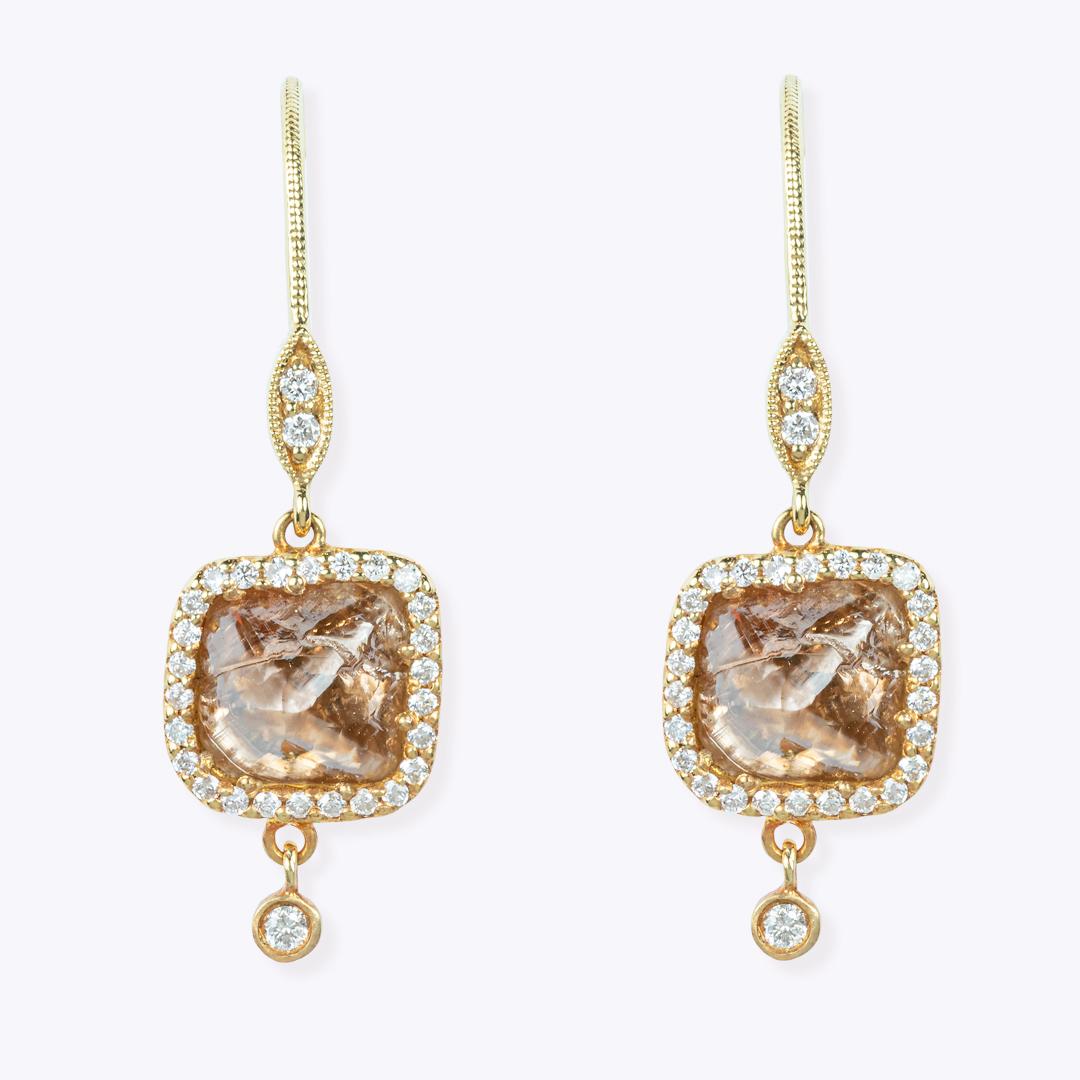 A pair of dangling earrings made of gold, diamonds and rough diamonds.

18 karat gold
Gold: 0.89g
TDW: 0.28Ct  circular cut, purity SI, and color GH
RDW: 0.50 Ct