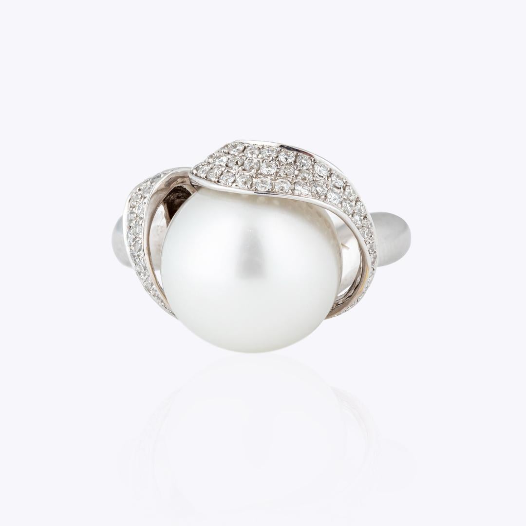 18k gold ring

Gold: 6g
TDW: 1.62Ct circular cut, purity SI, and color GH
Pearl 2 Ct
