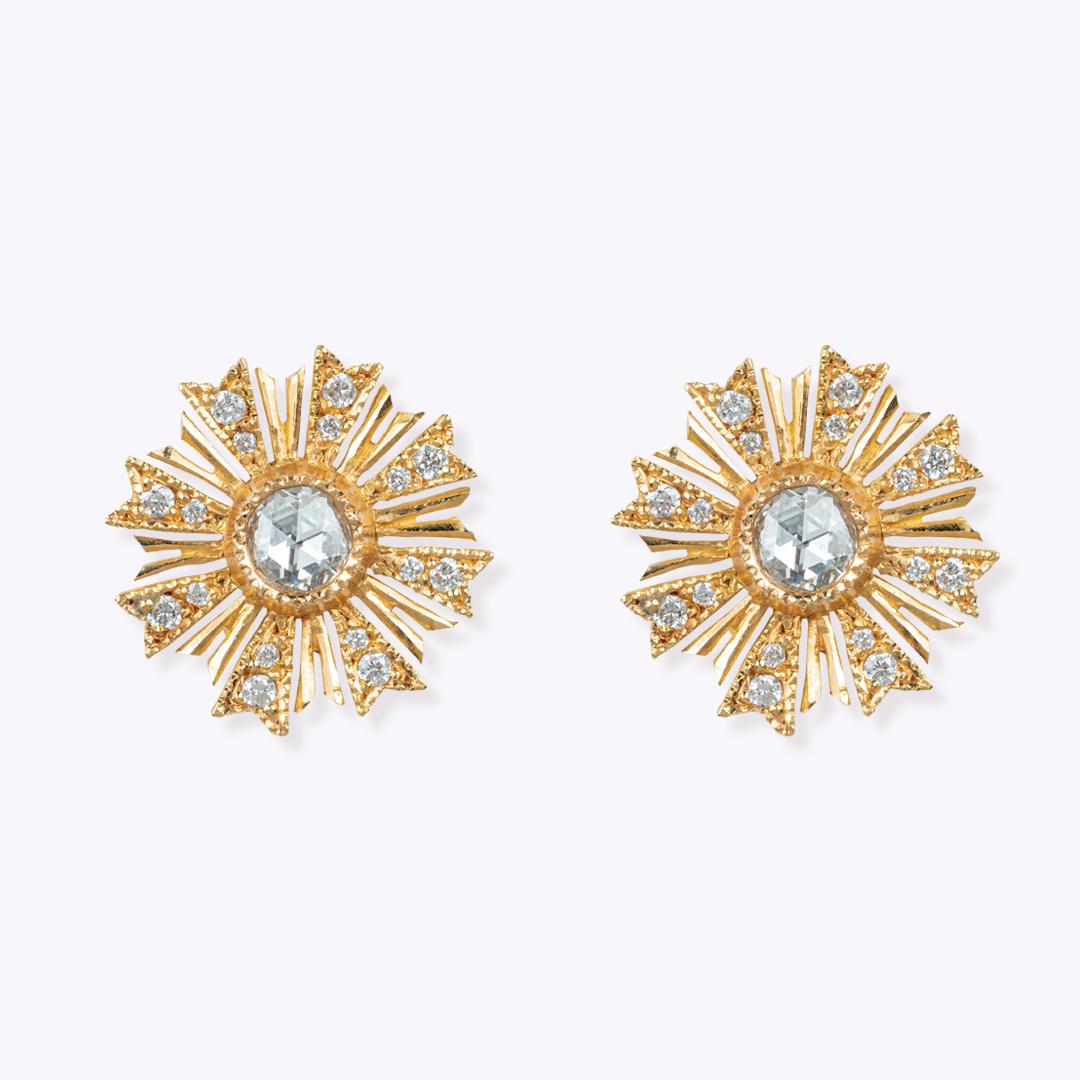 A golden earring with a beautiful diamond in the middle, surrounded by small diamonds with an exquisite flow 

18 karat gold
Gold: 2.90g
TDW: 0.23Ct

