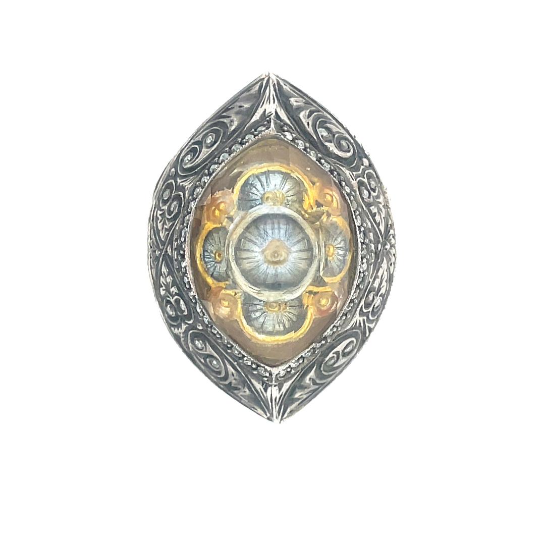 Der runde Diamantring 
Ein einzigartiges Stück mit herausragender Handwerkskunst mit der Blauen Moschee

Gold: 12,67 g
Silber: 10,58g
TDW: 0.26Ct
Semi Pr St: 2.6 Ct