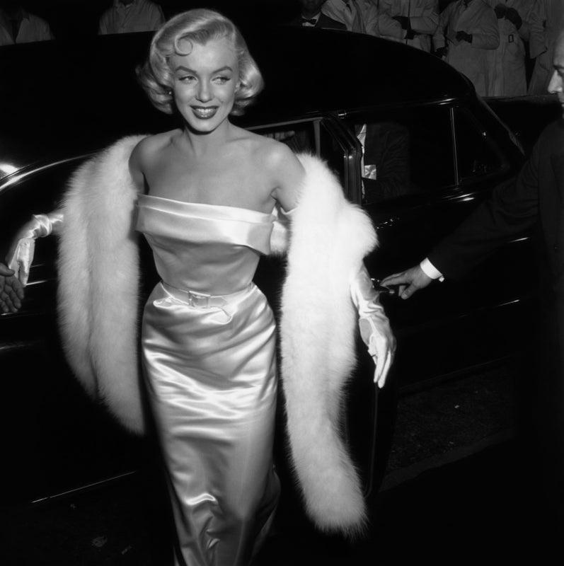 "Monroe bei der Premiere" von  M. Garrett

1954: EXKLUSIV Marilyn Monroe (1926 - 1962) bei ihrer Ankunft zur Premiere des Films "There's No Business like Show Business".

Ungerahmt
Papierformat: 40" x 40'' (Zoll)
Gedruckt 2022