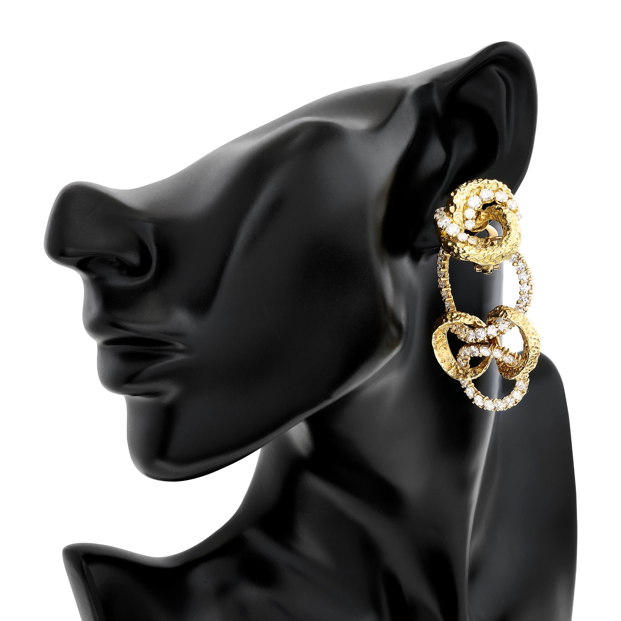 Erhöhen Sie Ihren Stil mit diesen exquisiten Ohrringen von M. Gérard. Die abnehmbaren Anhänger sind aus 18 Karat Gelbgold gefertigt und mit Diamanten besetzt, was ihnen einen Hauch von Vielseitigkeit verleiht. Sie lassen sich mühelos vom Tag in den