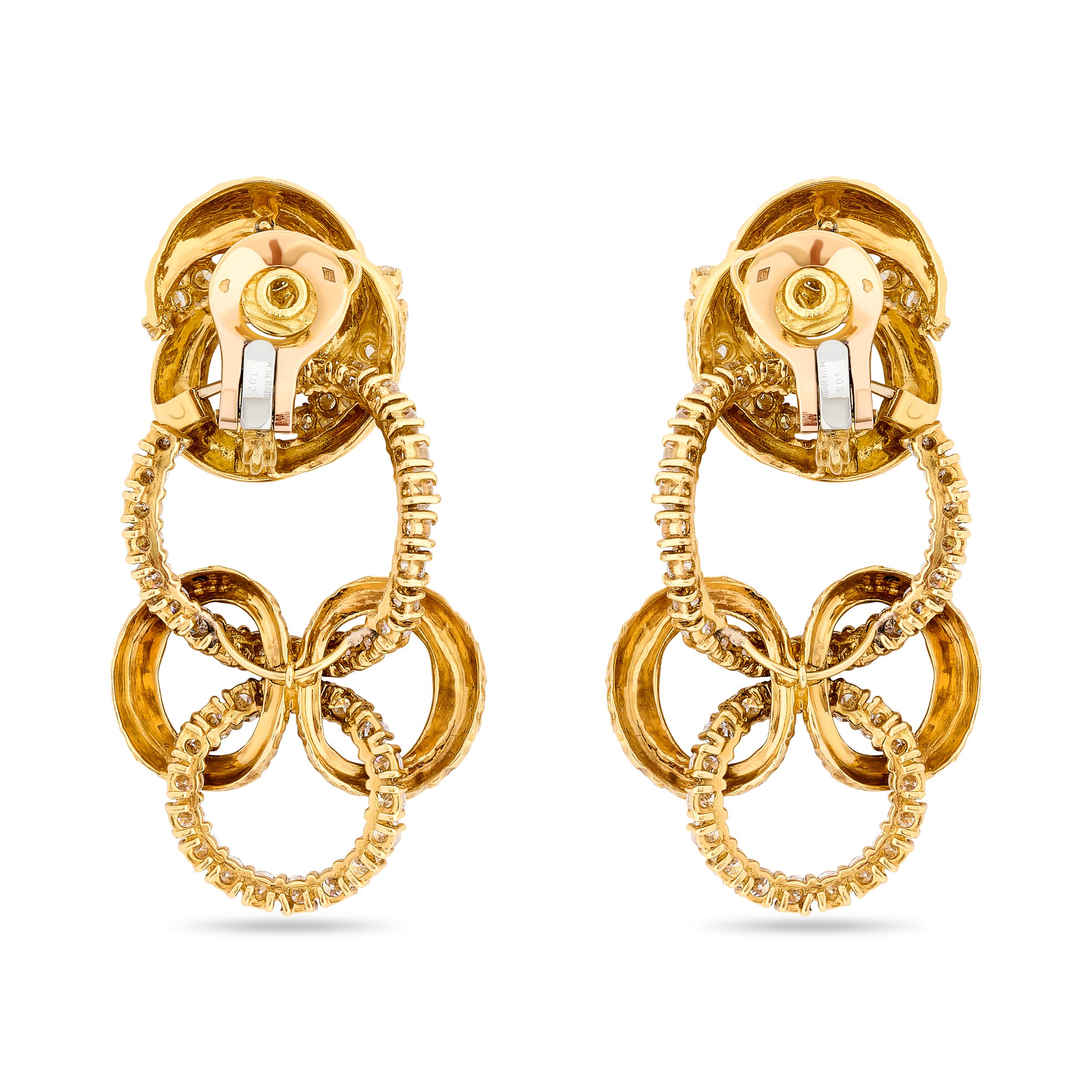 Taille ronde M. A. Gérard Boucles d'oreilles pendantes en or jaune 18 carats et diamants A Link en vente