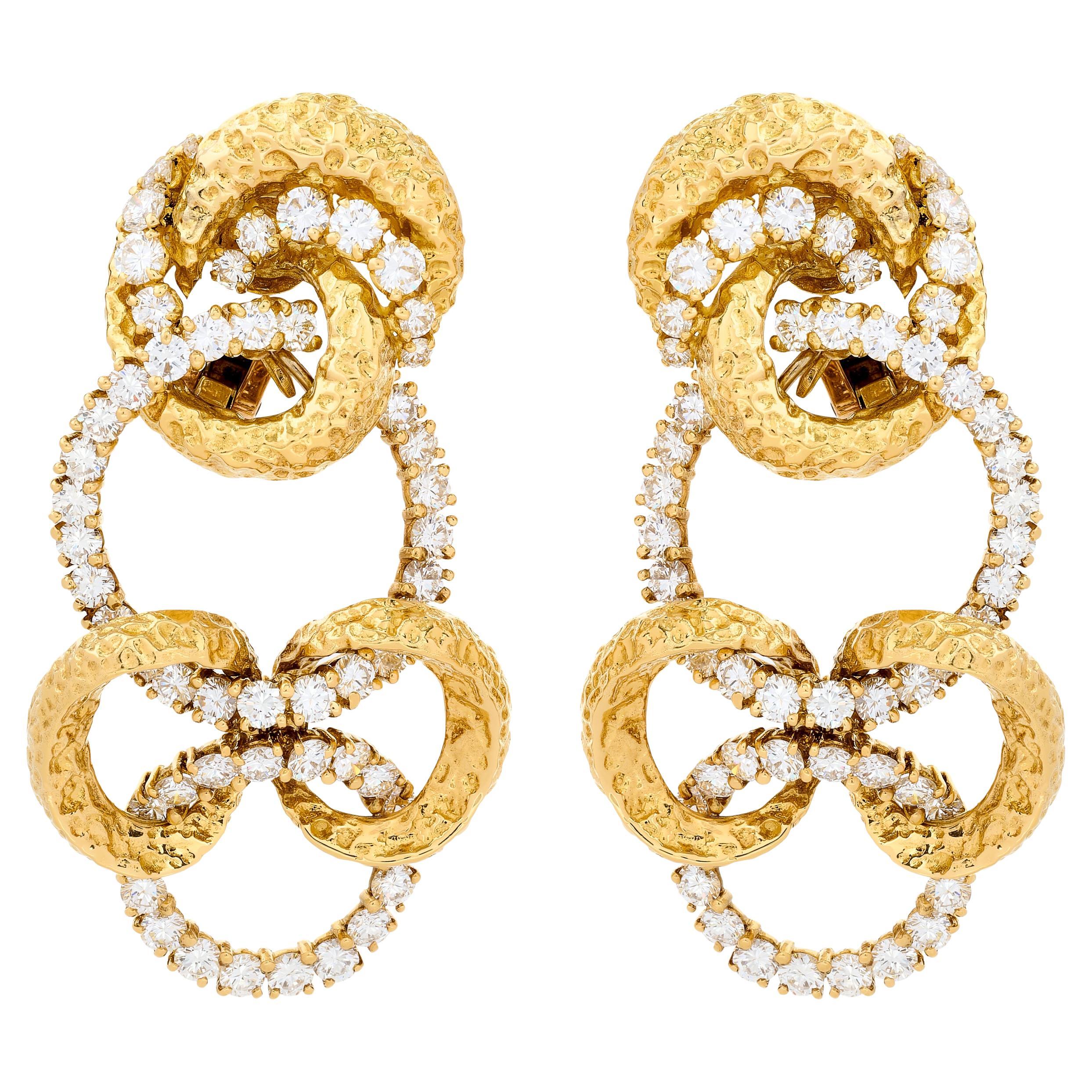 M. A. Gérard Boucles d'oreilles pendantes en or jaune 18 carats et diamants A Link en vente