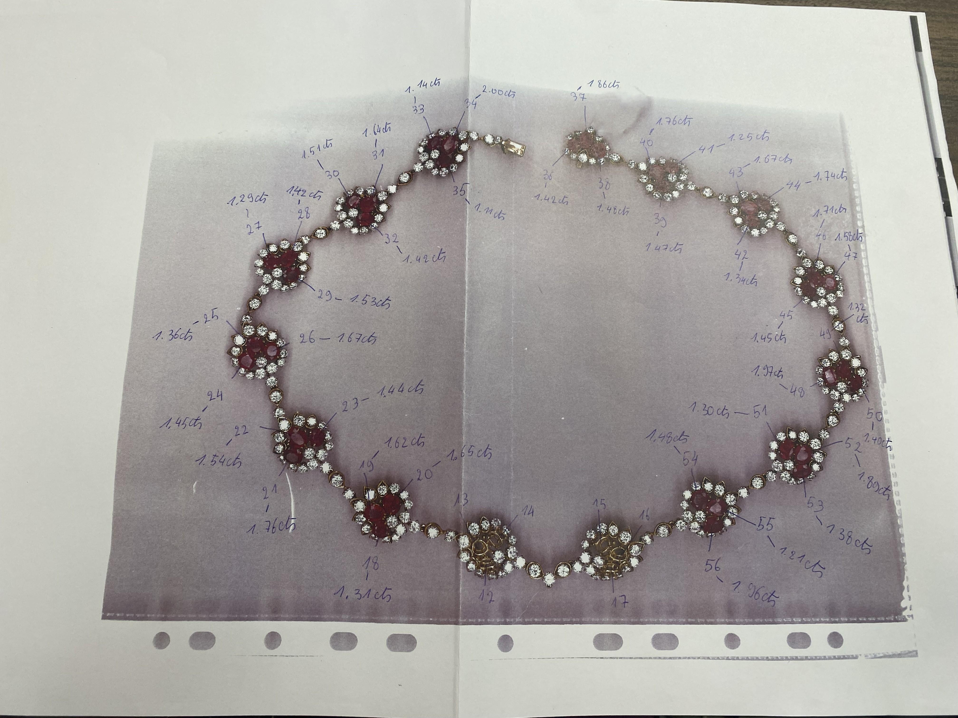 M. Collana di rubini birmani naturali certificati A. Gérard

Questa straordinaria collana di M. Gérard sfoggia rubini birmani naturali e non trattati certificati con un peso totale di 88,84 carati. I vividi rubini sono completati da circa 70,95