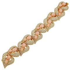 M. A. Gérard Bracelet en or jaune avec diamants, peau d'ange et corail