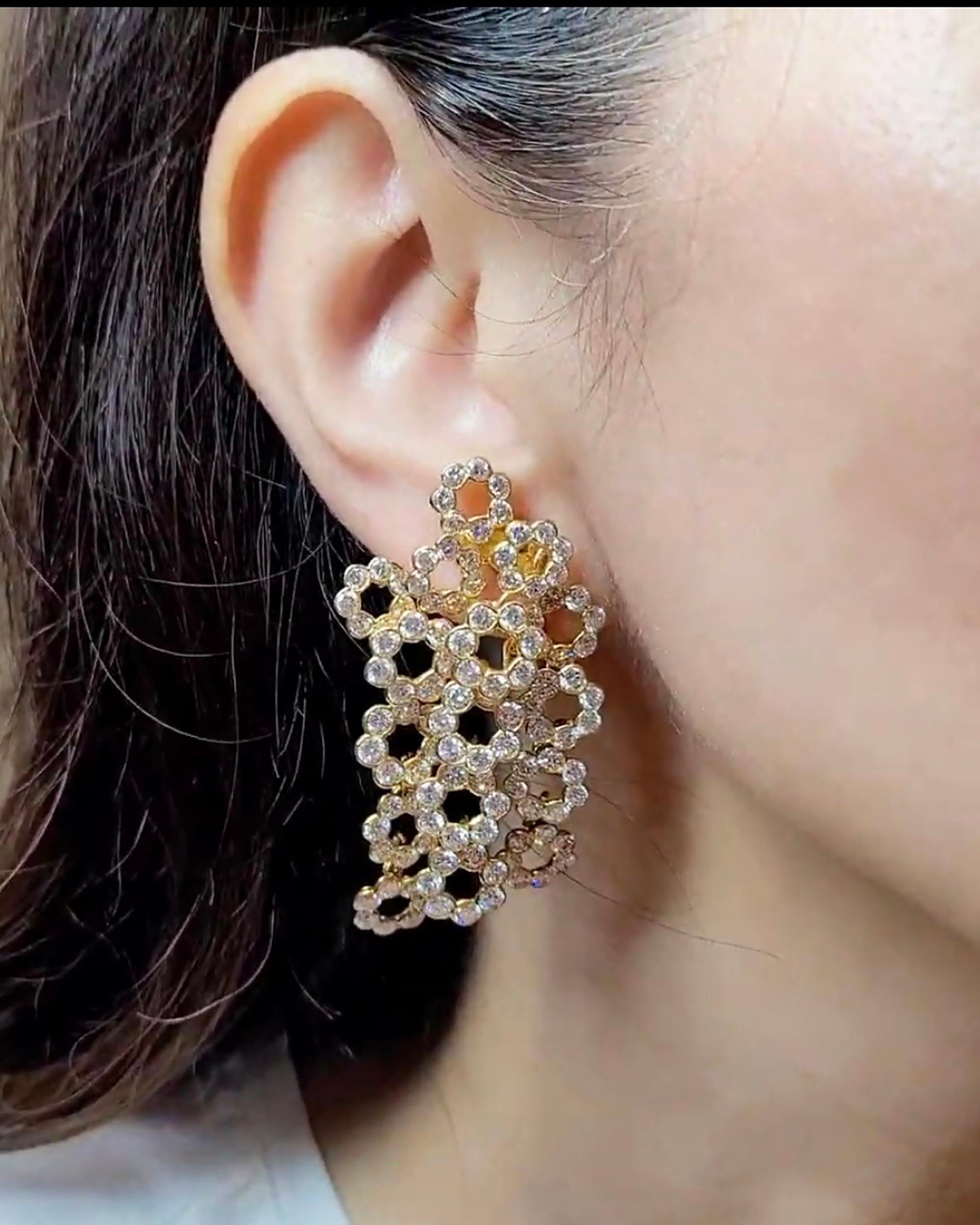 Taille brillant M. Gerard Boucles d'oreilles chandelier en or 18 ct avec diamants en vente