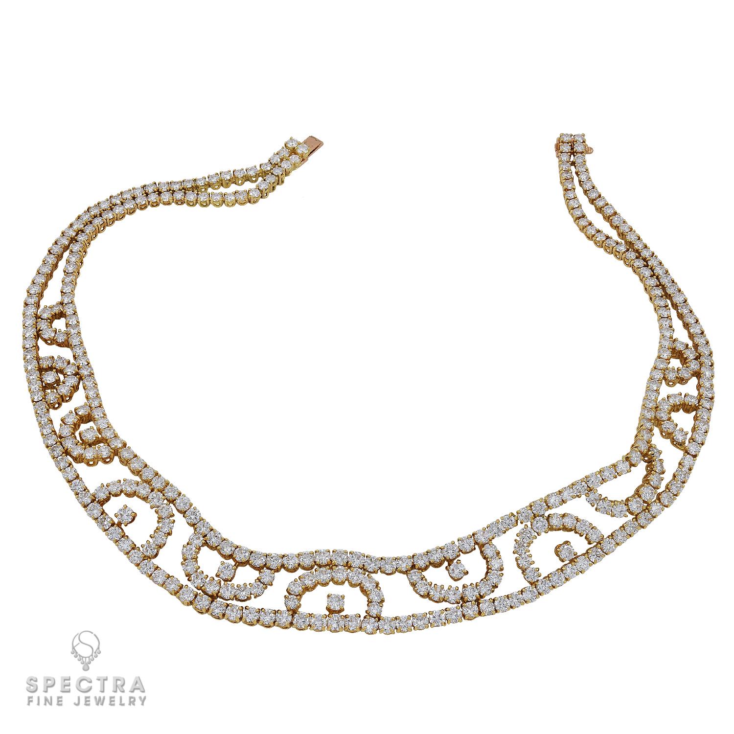 Un collier/broche à pendentifs polyvalent, créé par A&M en France dans les années 1970.
Le collier est serti de diamants taille brillant, le motif latéral peut être détaché et porté en broche, et le collier peut être porté en collier.
Le poids total