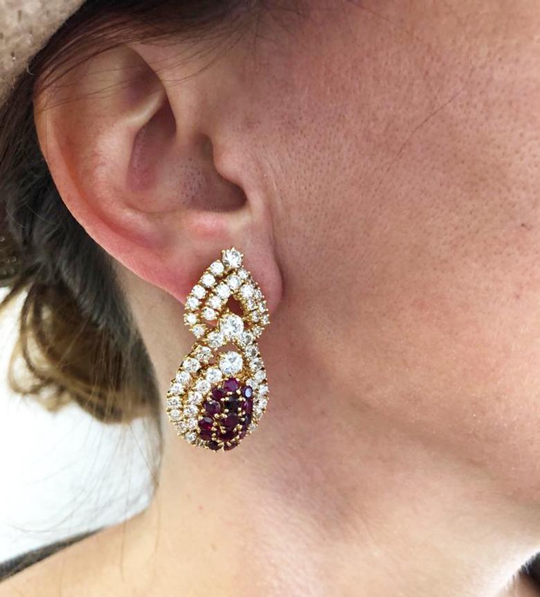 Taille ronde M. A&M. Boucles d'oreilles pendantes en rubis et diamants en vente