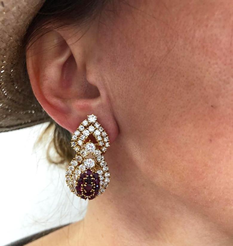 M. A&M. Boucles d'oreilles pendantes en rubis et diamants Excellent état - En vente à New York, NY