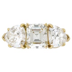 M. A. Gérard, bague à trois pierres en diamant, française, vers 1970.