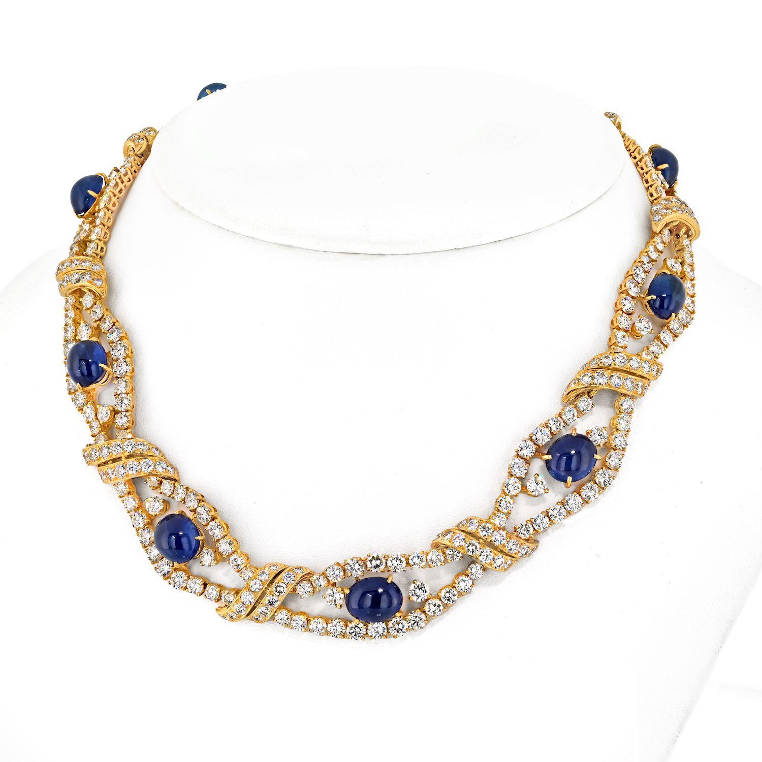 Lassen Sie sich von der Diamant- und Saphir-Halskette Estate von M. Gerard verführen, einem Meisterwerk, das klassische Eleganz mit natürlicher Pracht verbindet. Diese exquisite Halskette besteht aus neun Saphir-Cabochons, jeder ein einzigartiges