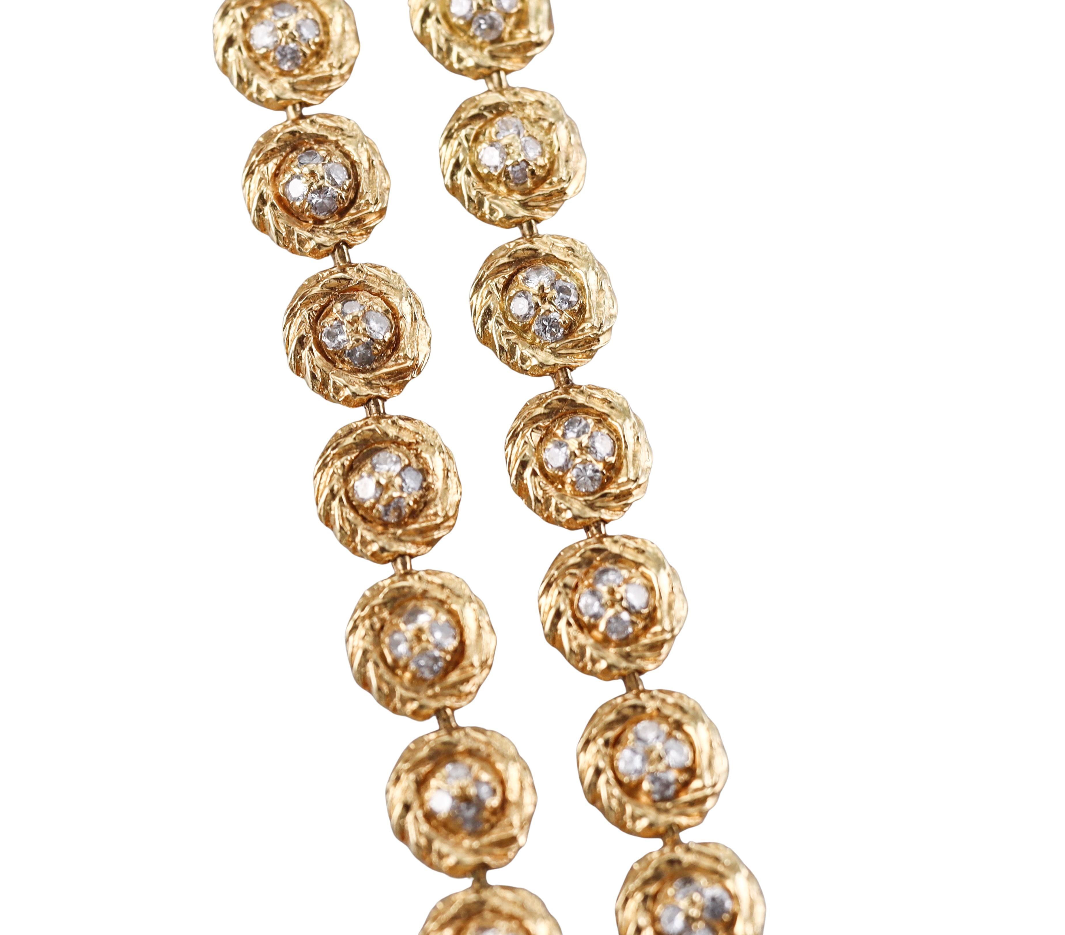 M. Gerard Collier à deux rangs en or jaune et diamants en vente 3
