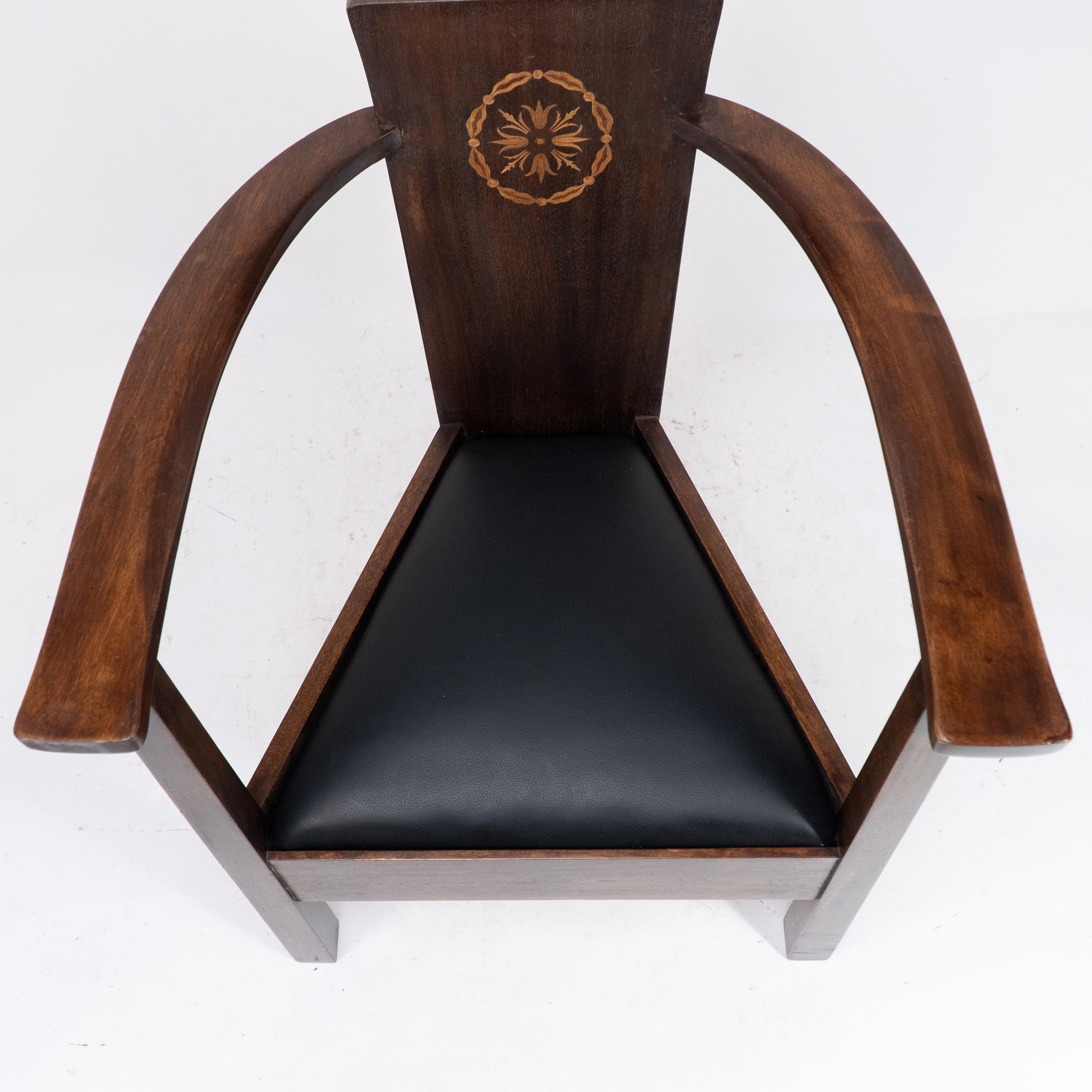Paire de fauteuils Arts & Crafts avec incrustations de feuillages et de rubans de M H Baillie Scott en vente 2