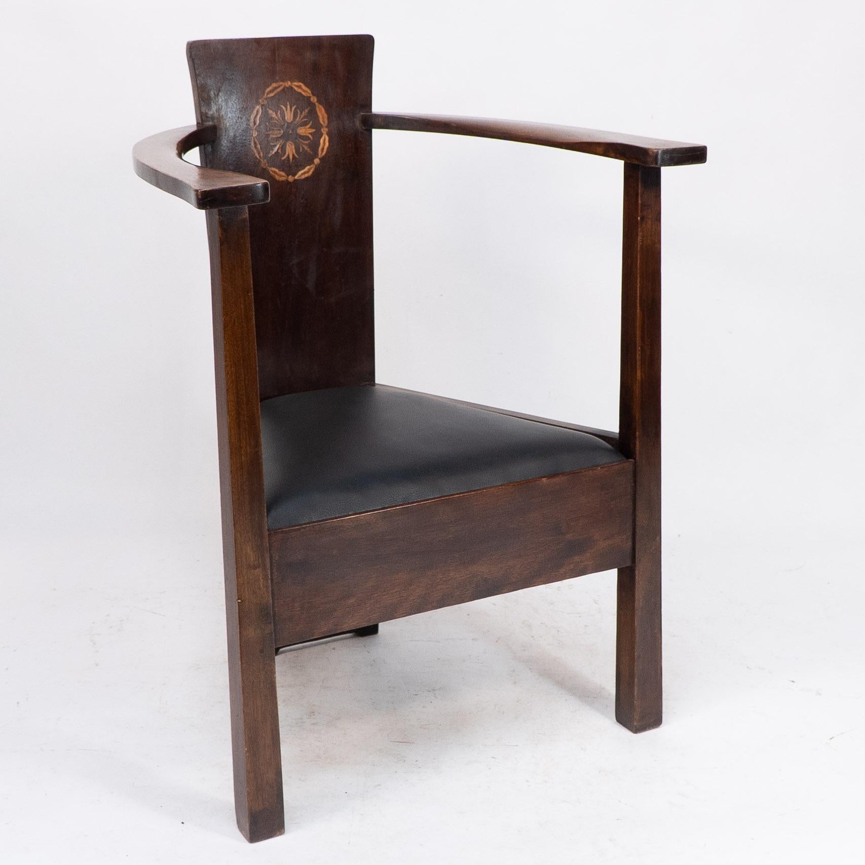 Paire de fauteuils Arts & Crafts avec incrustations de feuillages et de rubans de M H Baillie Scott en vente 4