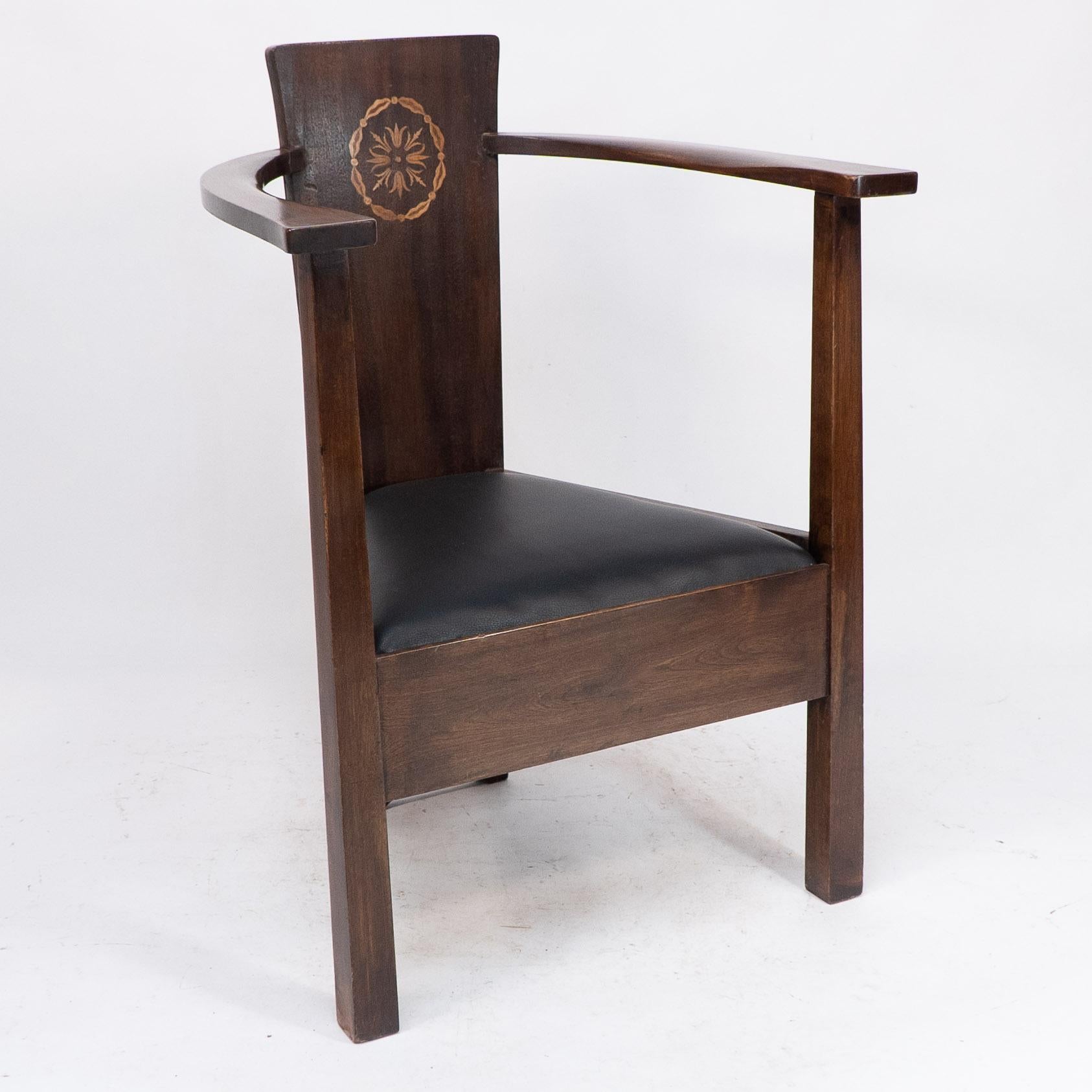 Arts and Crafts Paire de fauteuils Arts & Crafts avec incrustations de feuillages et de rubans de M H Baillie Scott en vente