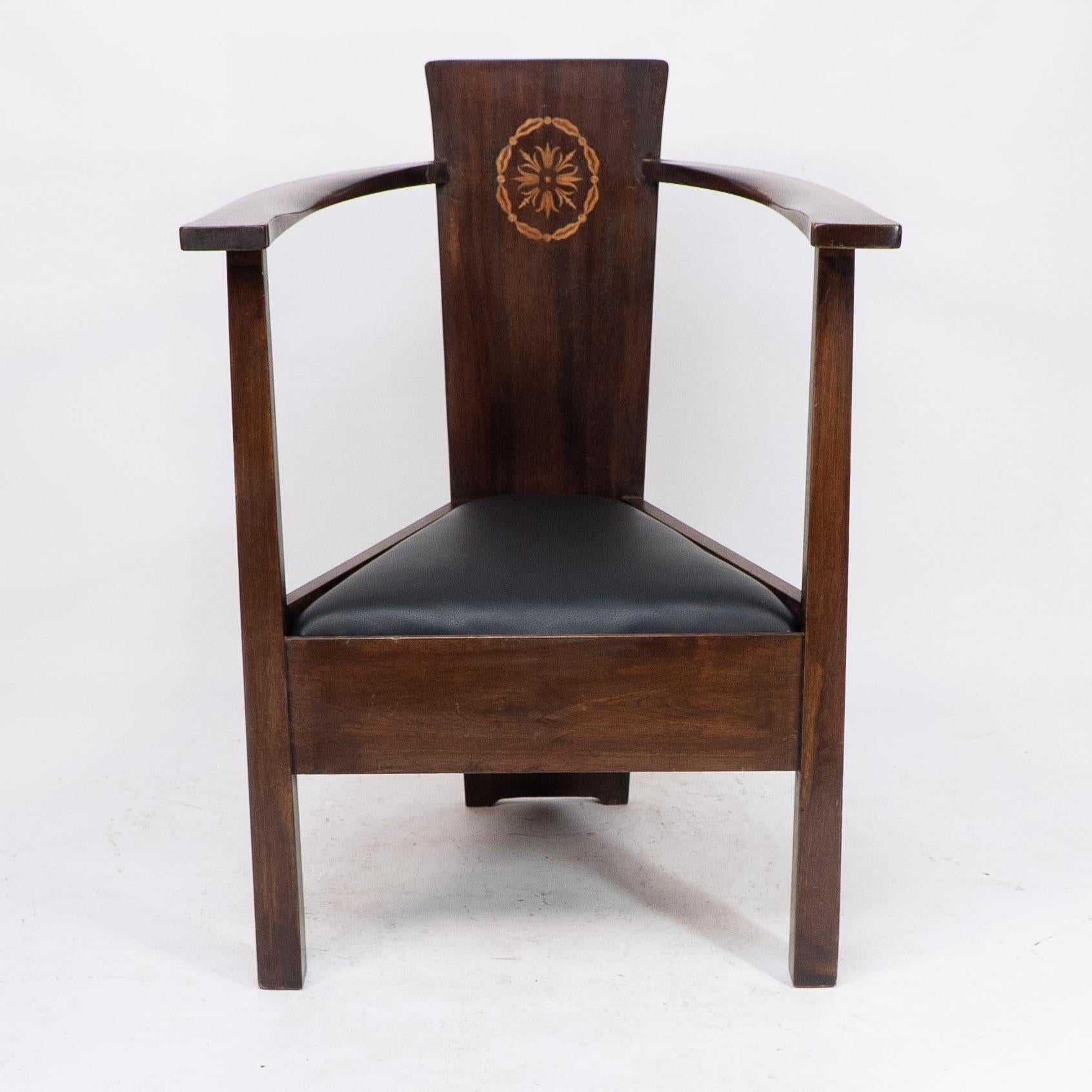 Anglais Paire de fauteuils Arts & Crafts avec incrustations de feuillages et de rubans de M H Baillie Scott en vente