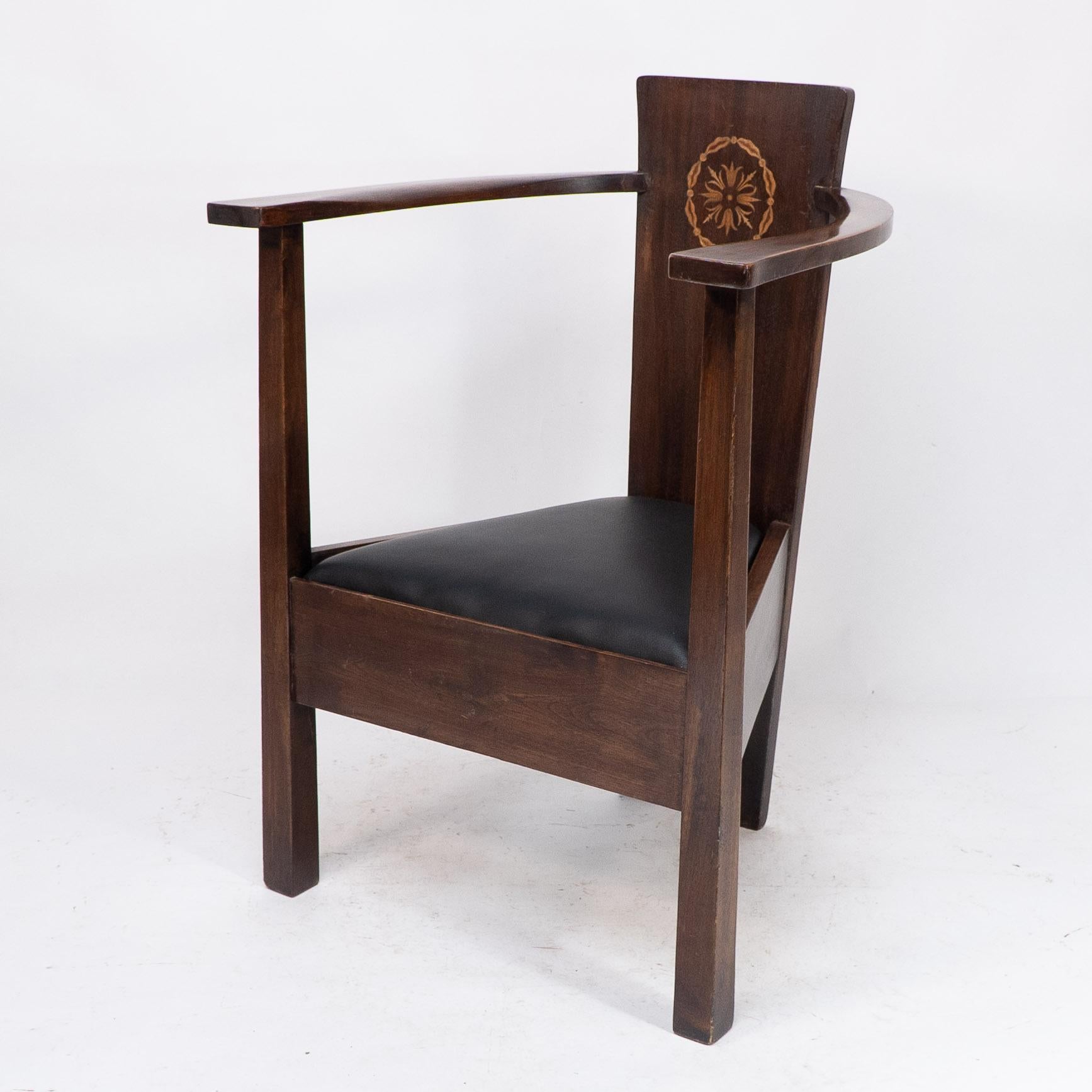 Incrusté Paire de fauteuils Arts & Crafts avec incrustations de feuillages et de rubans de M H Baillie Scott en vente