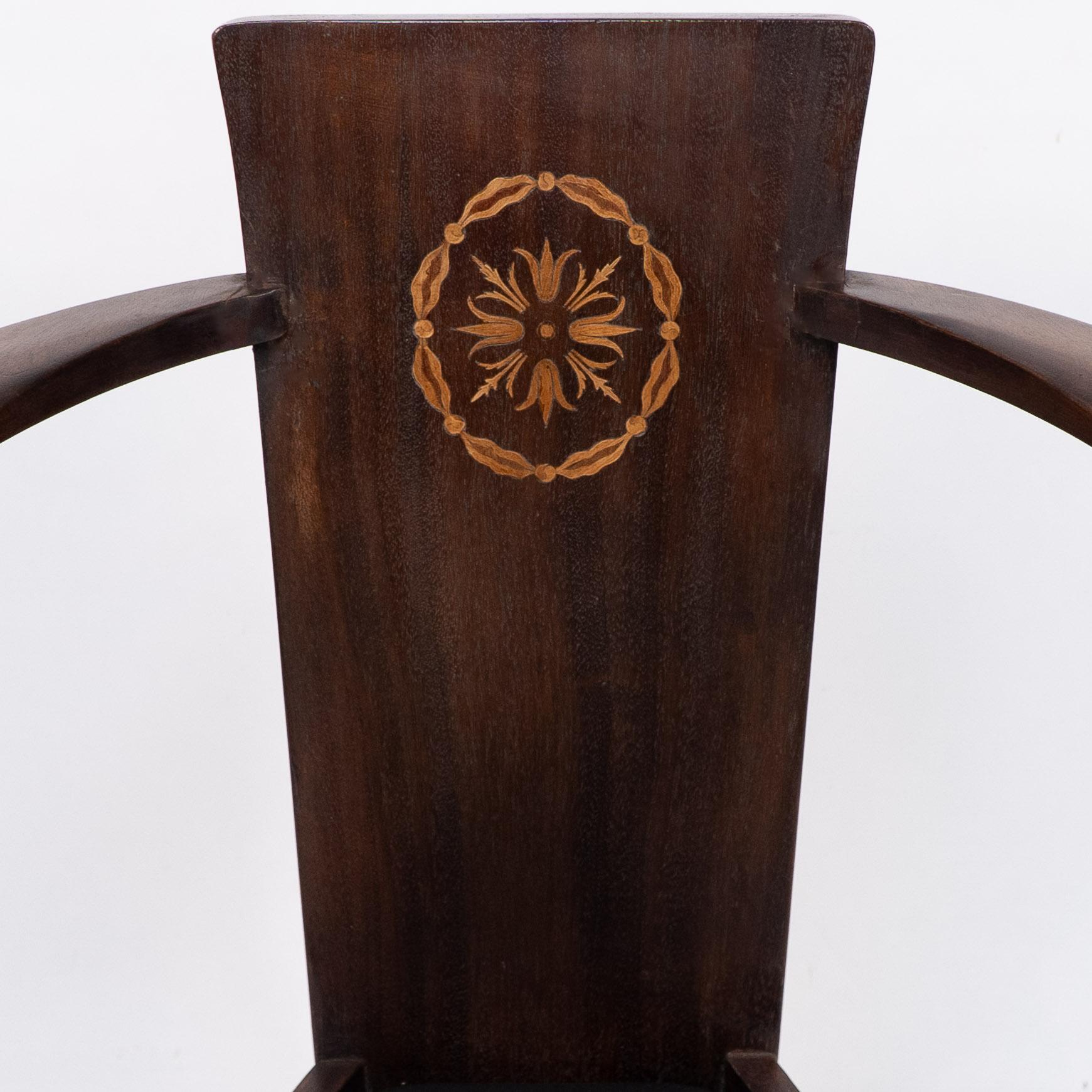 Paire de fauteuils Arts & Crafts avec incrustations de feuillages et de rubans de M H Baillie Scott en vente 1