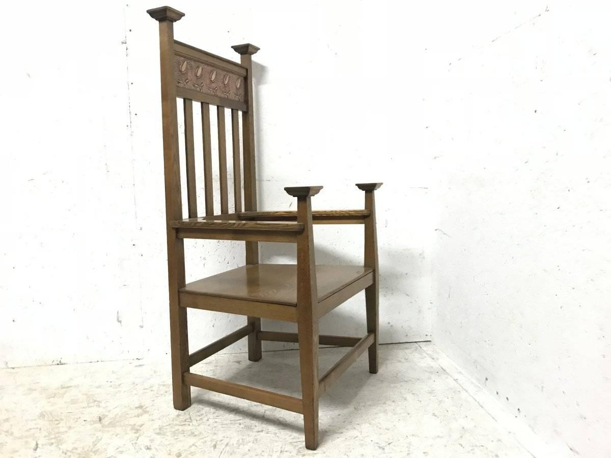 Ein Arts and Crafts-Sessel aus Esche mit Tulpenpaneel aus geprägtem Kupfer auf der Kopfstütze. (Englisch) im Angebot