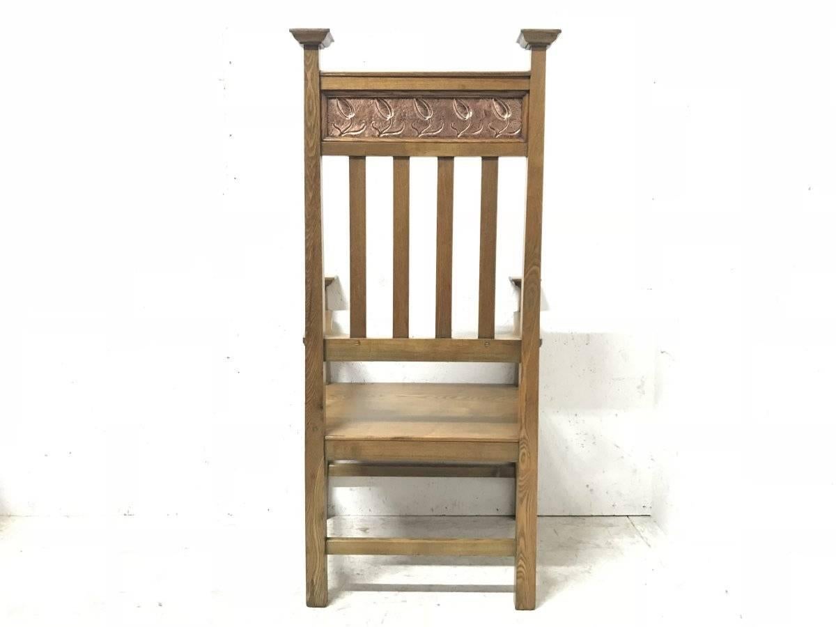 Ein Arts and Crafts-Sessel aus Esche mit Tulpenpaneel aus geprägtem Kupfer auf der Kopfstütze. (Handgeschnitzt) im Angebot