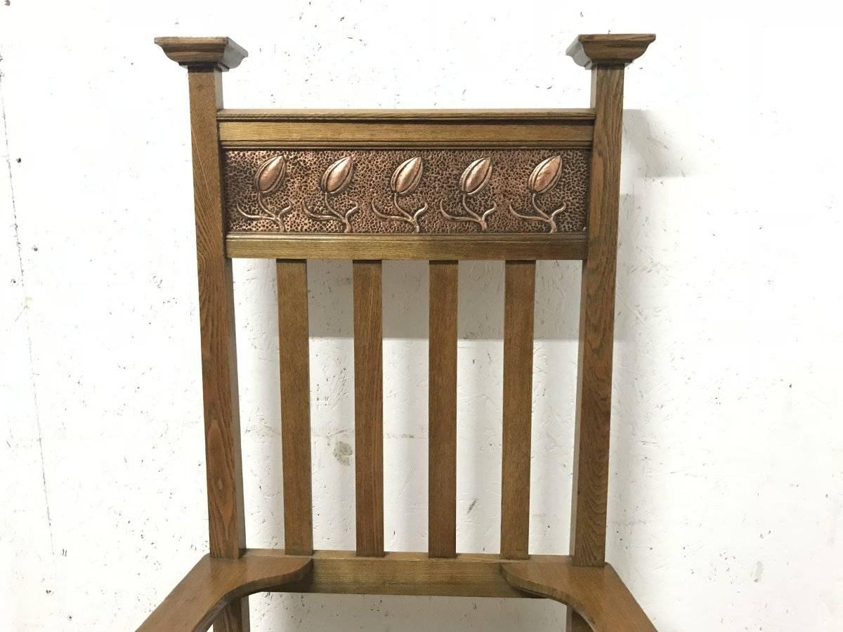 Ein Arts and Crafts-Sessel aus Esche mit Tulpenpaneel aus geprägtem Kupfer auf der Kopfstütze. im Zustand „Gut“ im Angebot in London, GB