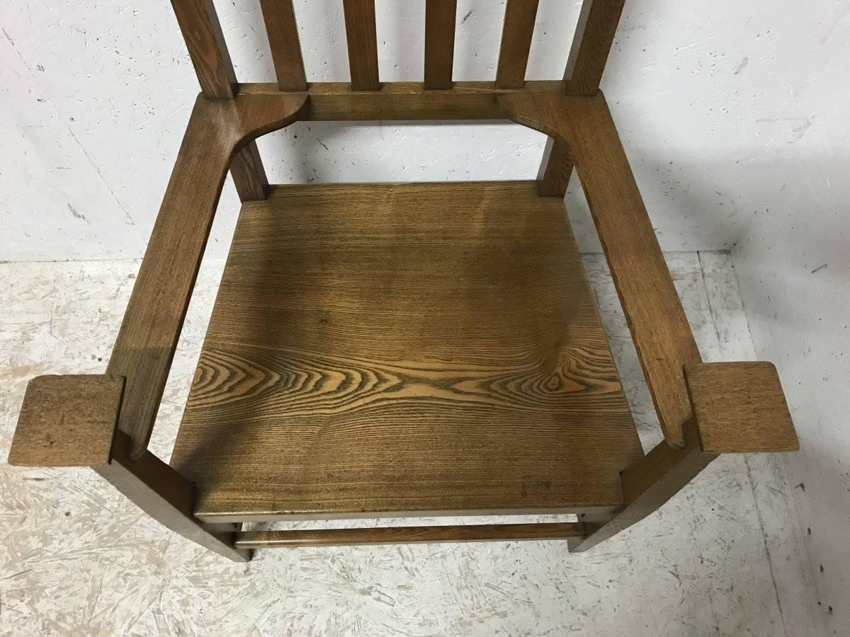 Ein Arts and Crafts-Sessel aus Esche mit Tulpenpaneel aus geprägtem Kupfer auf der Kopfstütze. im Angebot 2