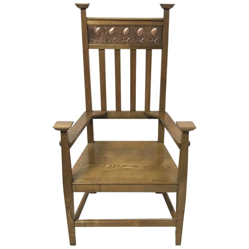 Ein Arts and Crafts-Sessel aus Esche mit Tulpenpaneel aus geprägtem Kupfer auf der Kopfstütze. im Angebot