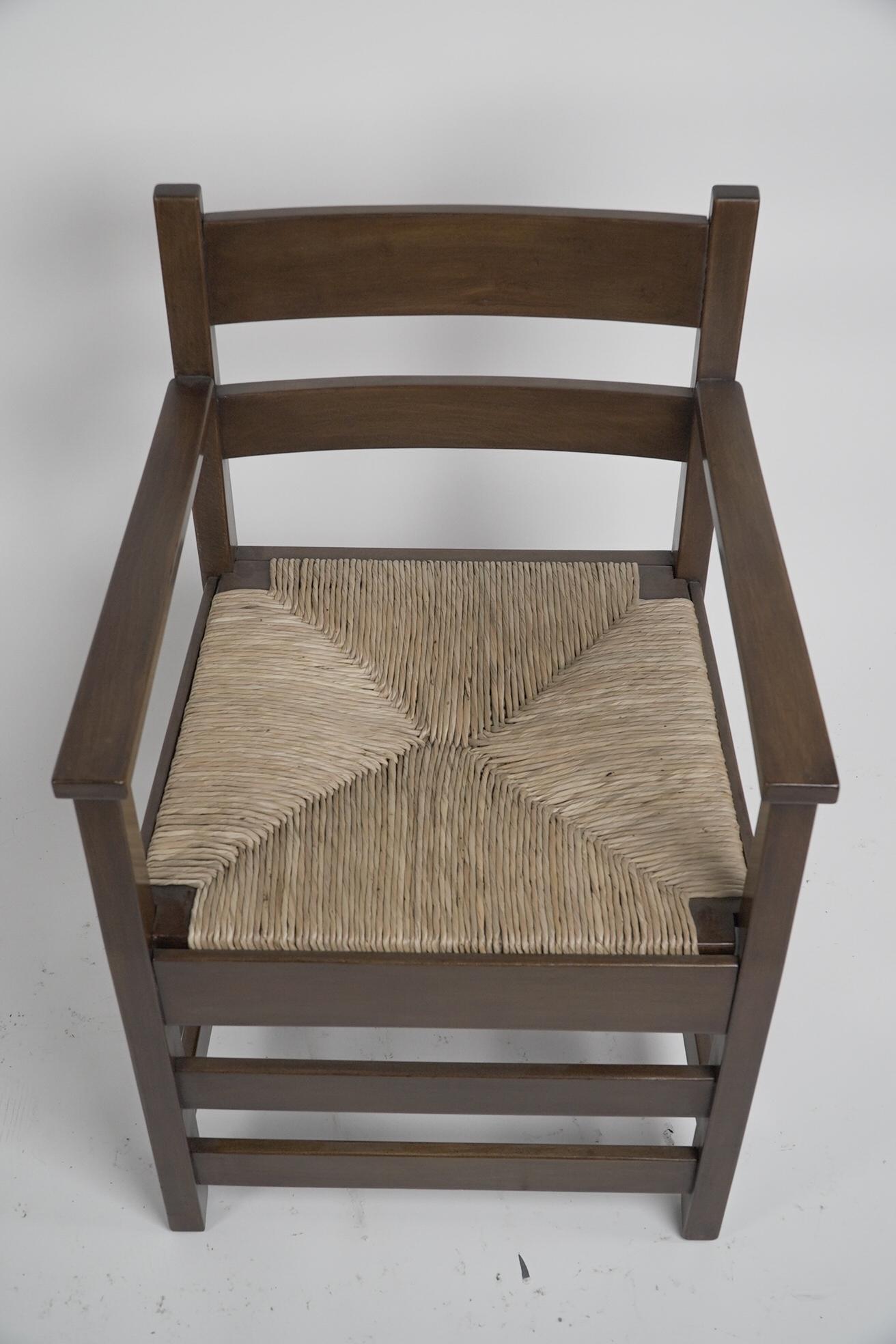 M H Baillie Scott von J P White. Arts and Crafts-Sessel aus Nussbaumholz mit neuem Binsensitz (Englisch) im Angebot