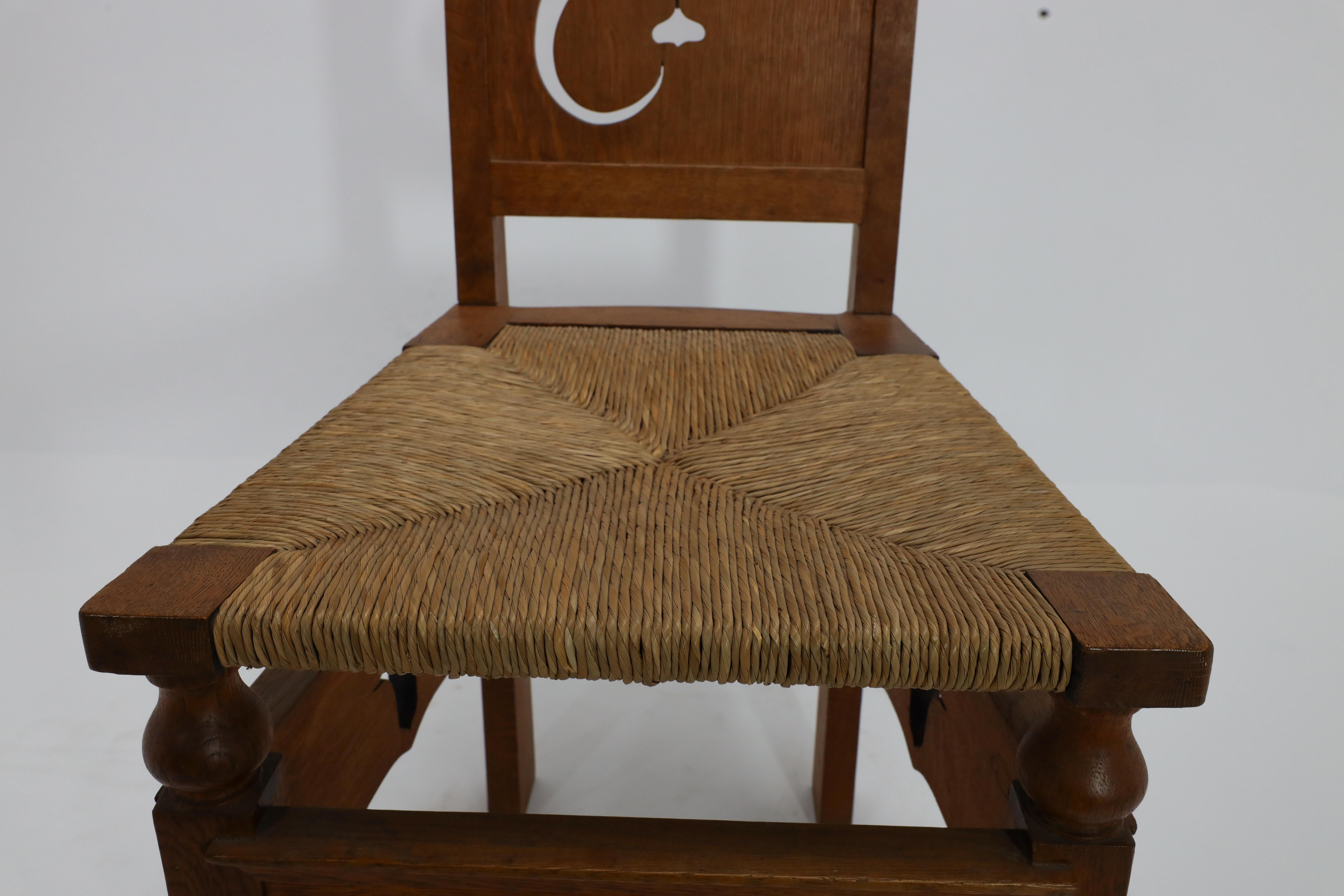 M H Baillie Scott attri An Arts & Crafts Oak Chair With Stylised Floral Cut-Outs For Sale 1