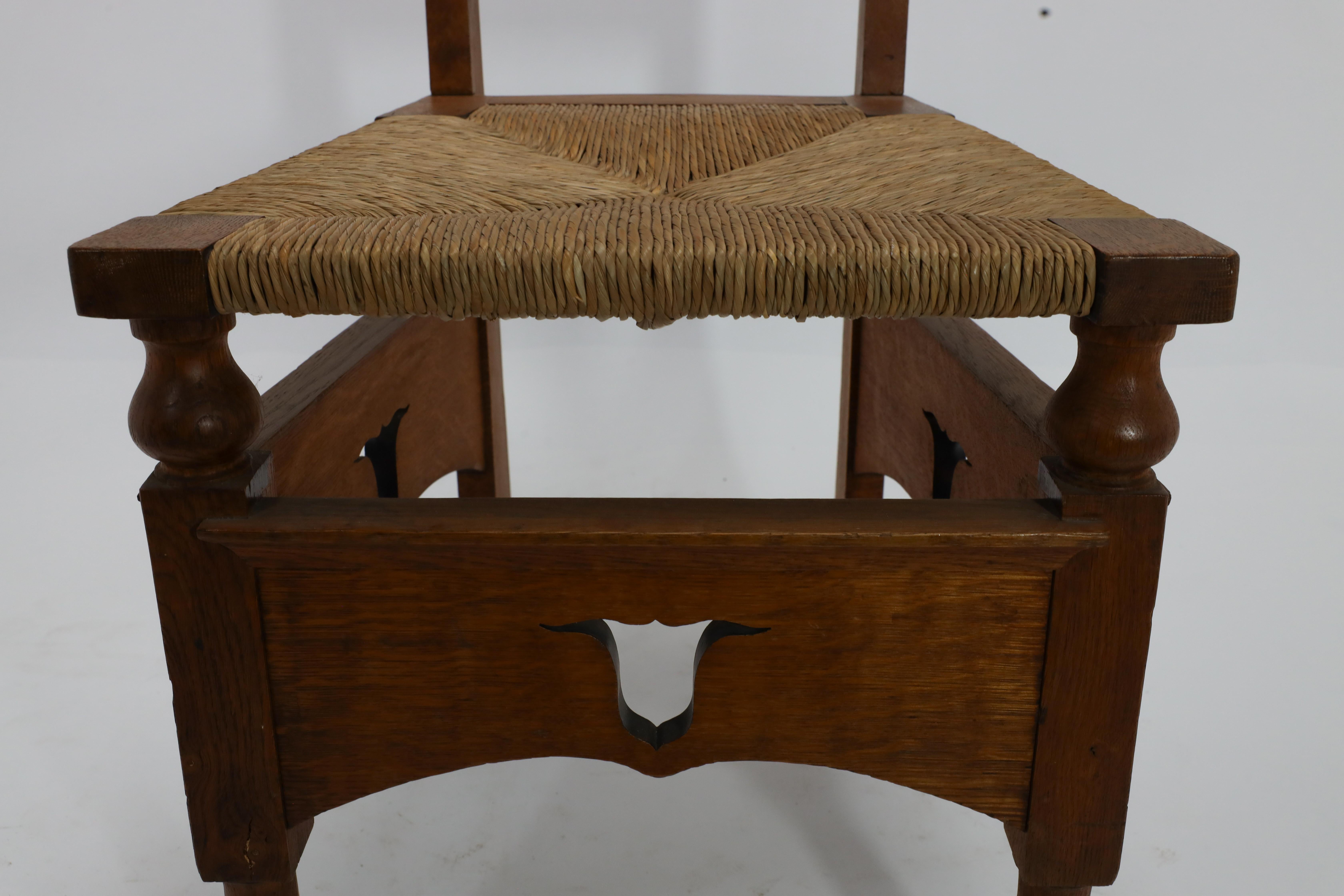 M H Baillie Scott attri An Arts & Crafts Oak Chair With Stylised Floral Cut-Outs For Sale 2