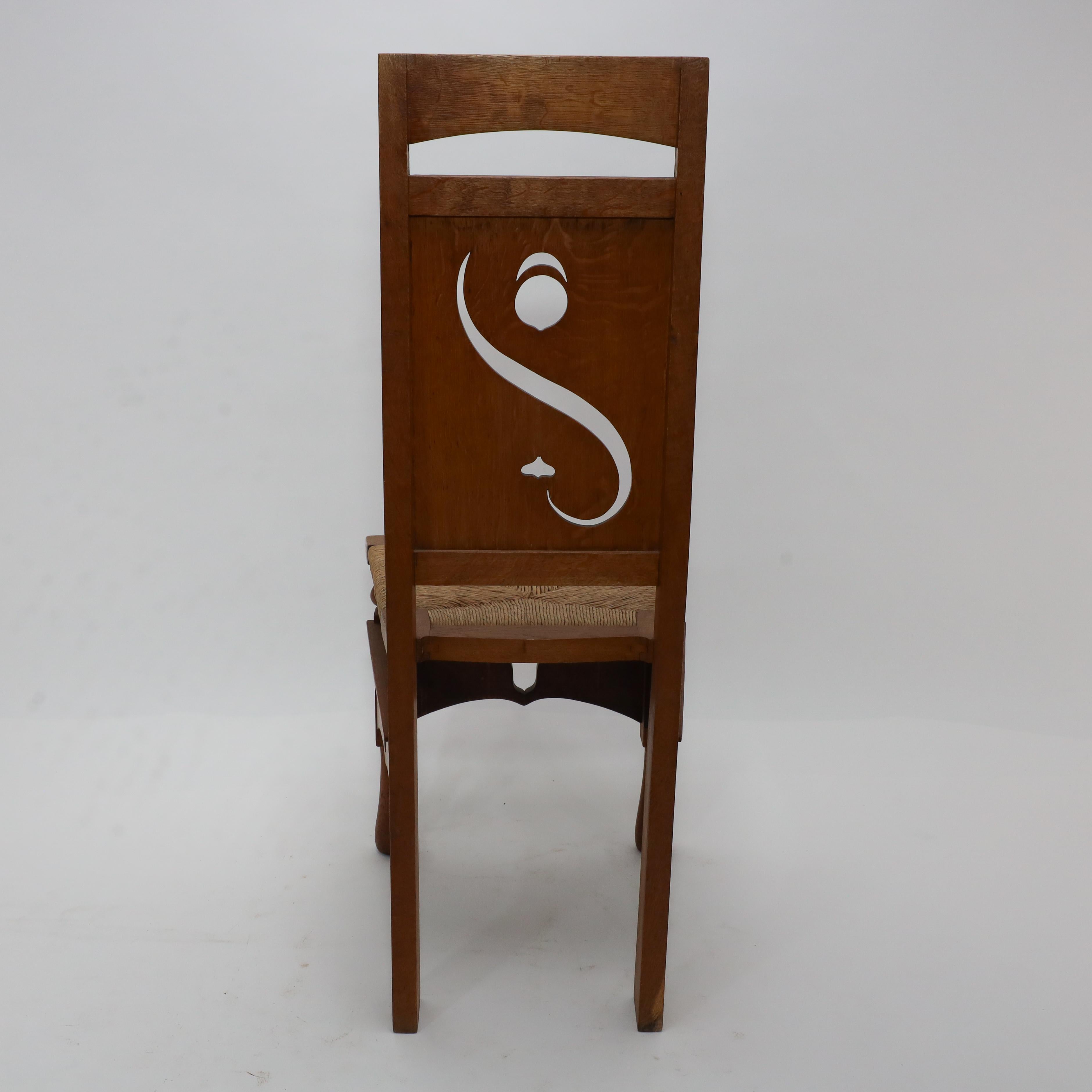 Une chaise en chêne attribué M H Baillie Scott Arts & Crafts avec des découpes florales stylisées en vente 11