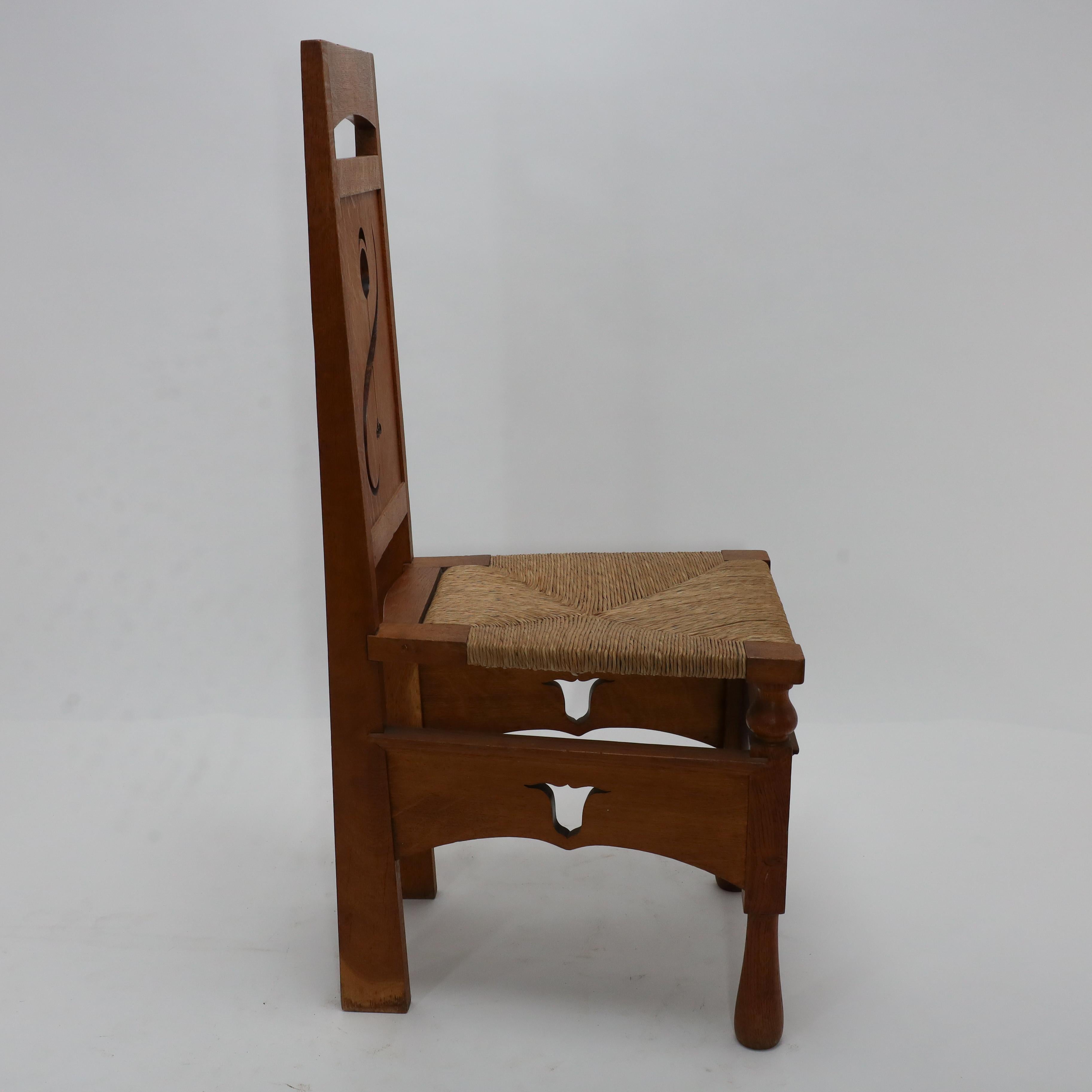 Fait main Une chaise en chêne attribué M H Baillie Scott Arts & Crafts avec des découpes florales stylisées en vente