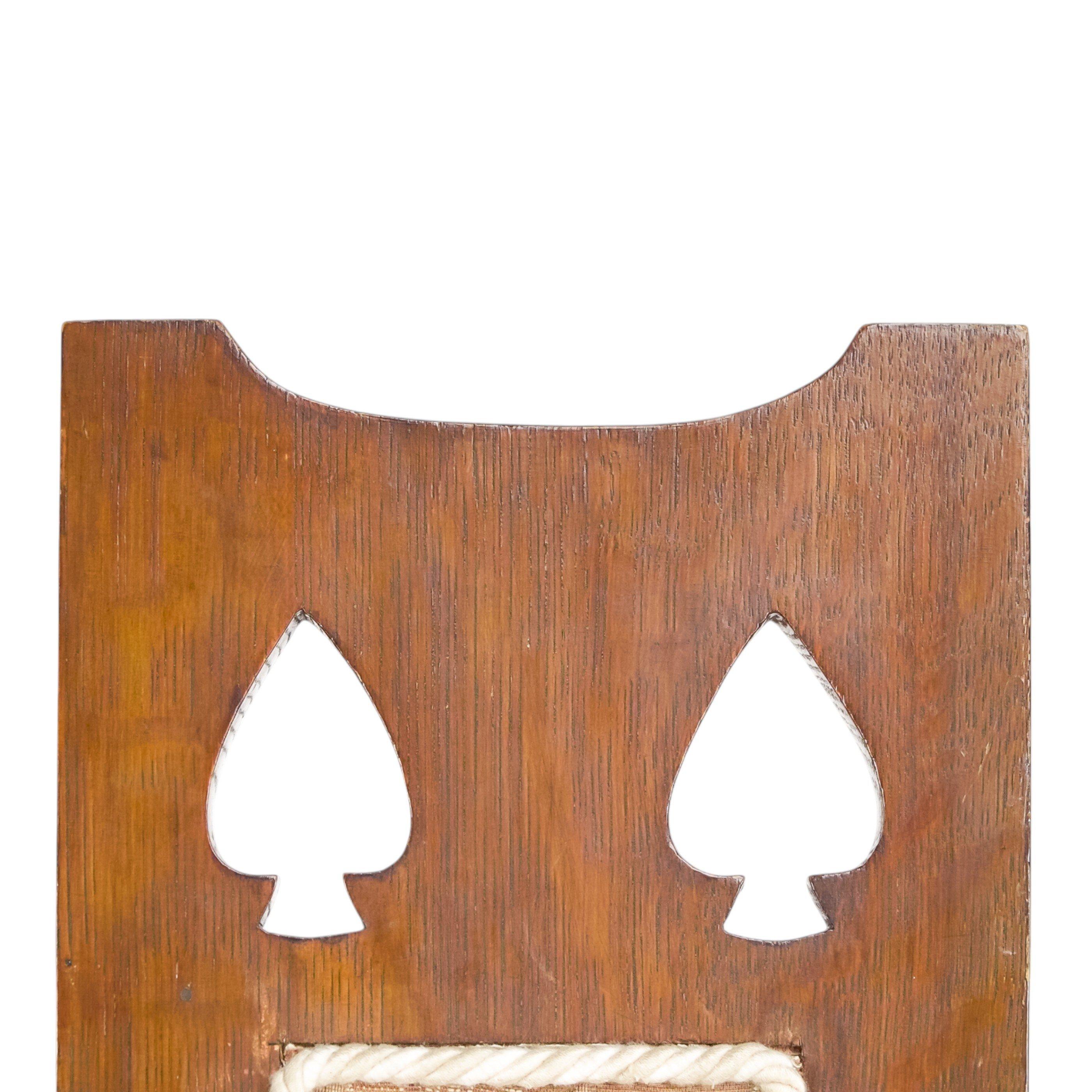 M. H. Baillie Scott, zugeschrieben. Drei Arts-and-Crafts-Sessel aus Eichenholz mit hoher Rückenlehne und durchbrochener oberer Schiene, gefertigt aus viertelgesägter Eiche. Zwei Exemplare haben einen lederbezogenen Rücken, während ein Exemplar einen