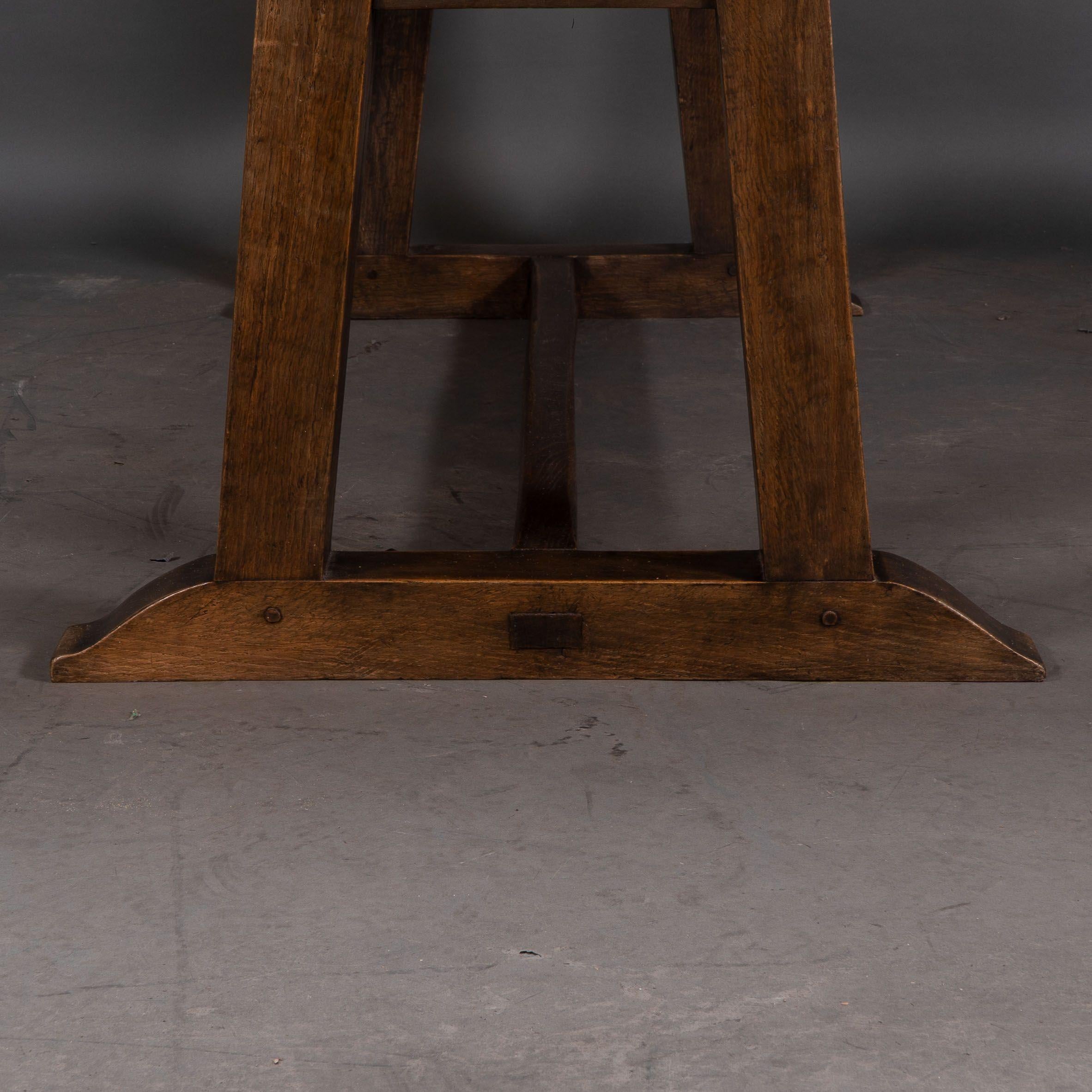 M H Baillie Scott par John P White. Rare table de salle à manger en chêne de style Arts and Crafts en vente 6