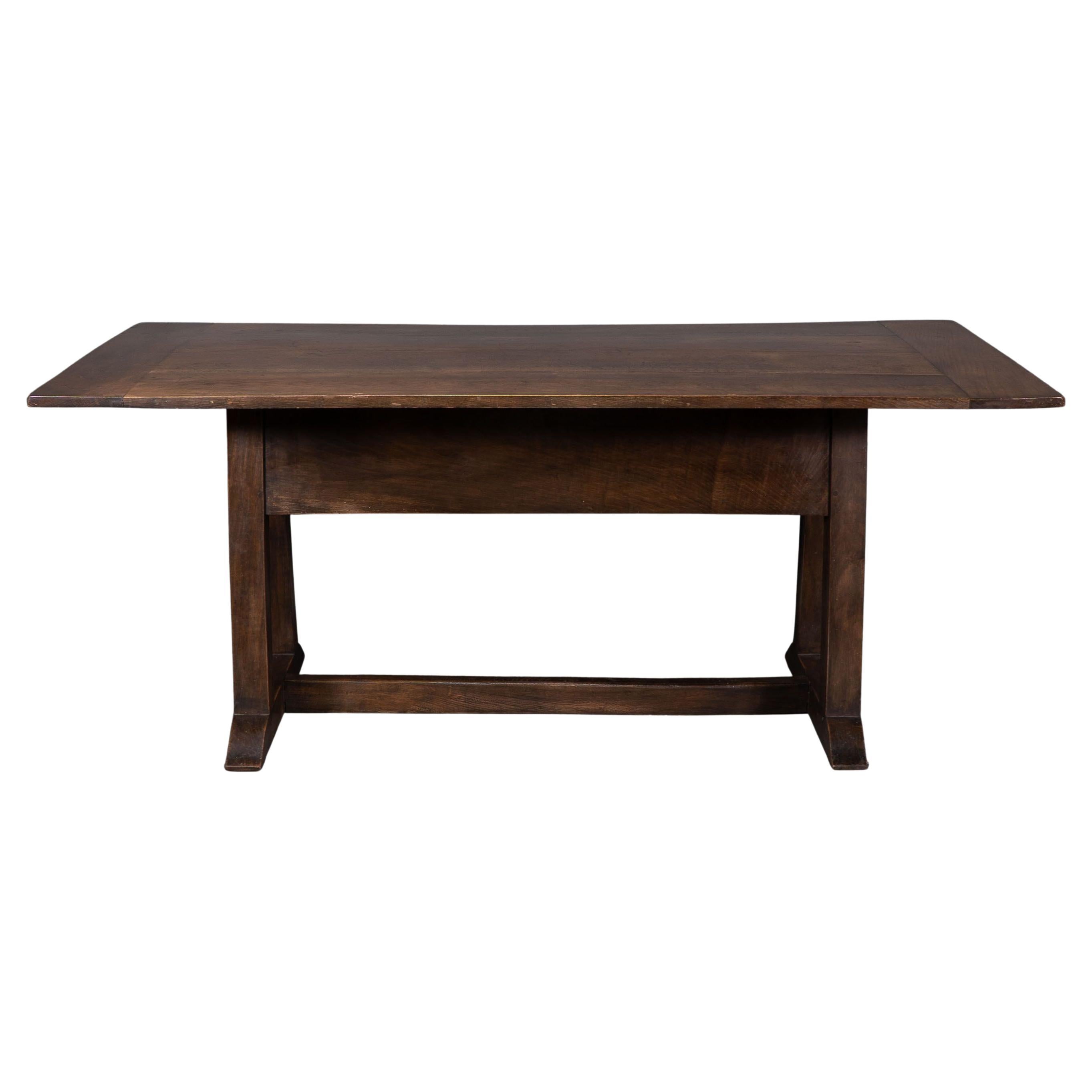 M H Baillie Scott fabriqué par John P.P White à Pyghtle Works. Rare table de salle à manger en chêne de style Arts and Crafts. Le toit en planches transversales à l'extrémité passe par-dessus les jupes latérales à angle élevé. Chaque jupe forme un