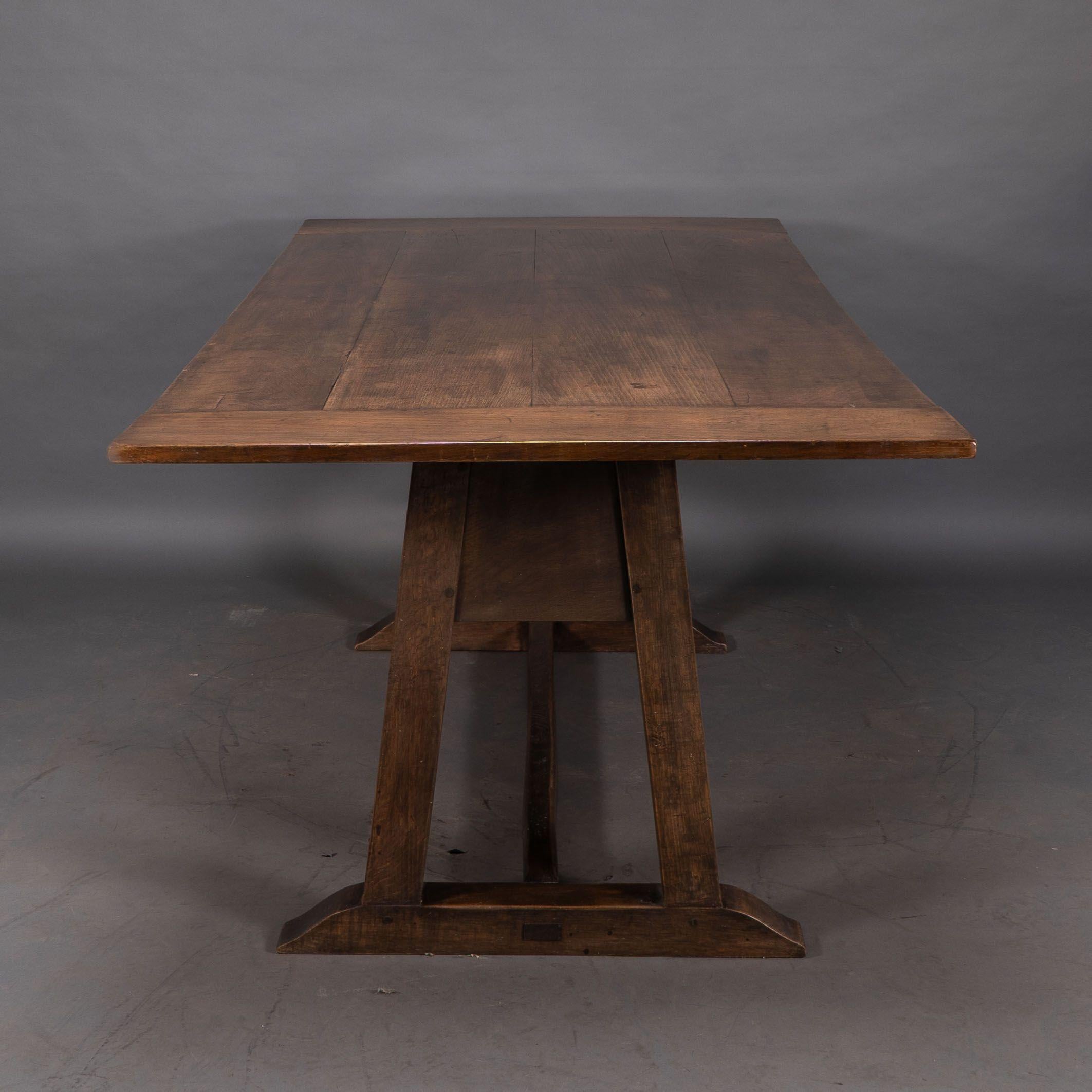 Britannique M H Baillie Scott par John P White. Rare table de salle à manger en chêne de style Arts and Crafts en vente